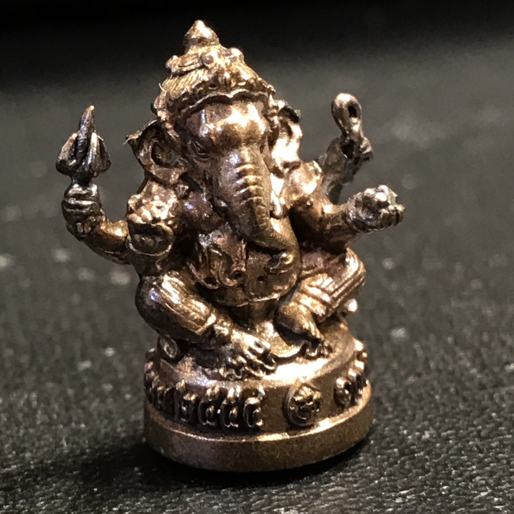 พระพิฆเนศ รุ่นครบรอบ100 ปี กรมศิลปากร ปี2556 พิมพ์ลอยองค์ เนื้อโลหะผสม ปางบรมครู(องค์นั่ง)สูง 1 นิ้ว