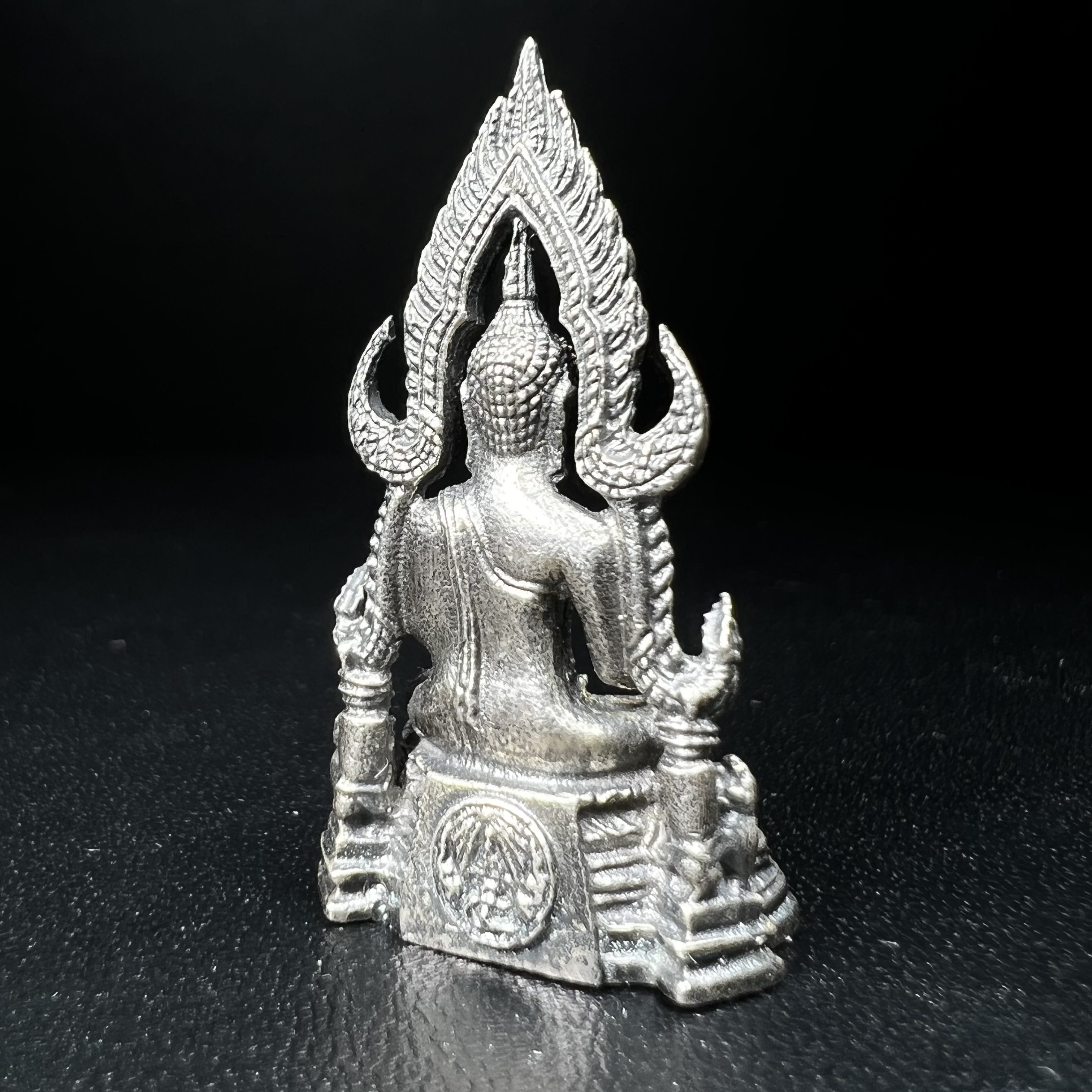 พระกริ่งพระพุทธชินราช มวก. วัดเบญจมบพิตร ปี 2519 เนื้อเงินสภาพสวยผิวเดิม หมายเลข687(ในหลวงรัชกาลที่9และราชินีเสด็จฯเททอง)(พิธีใหญ่ เกจิอาจารย์ในยุคยอดนิยมร่วมปลุกเสก)