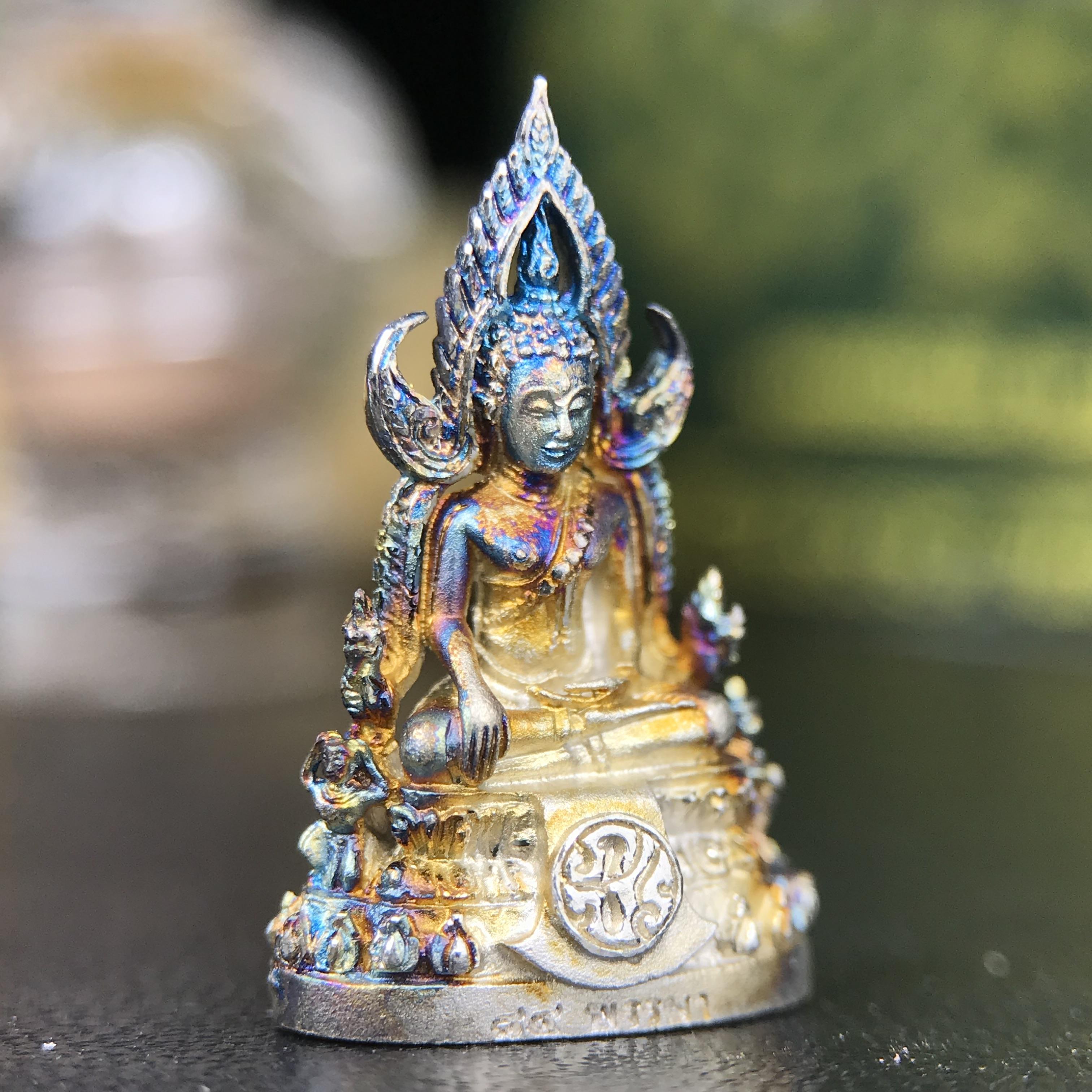 พระพุทธชินราช ภปร. 84 พรรษา พิมพ์เล็กขนาดหน้าตัก 1/4 นิ้ว(สูง 2.0 ซม.)เนื้อเงินชุบทองคำขาว (สภาพผิวเดิมสวย ขึ้นสีรุ้งธรรมชาติ แบบนิยม สวยมาก)(พระราชทานมวลสาร จิตรลดาและเส้นพระเจ้า(เส้นผม))พุทธศิลป์ทรงคุณค่าอีกหนึ่งรุ่นยอดนิยม