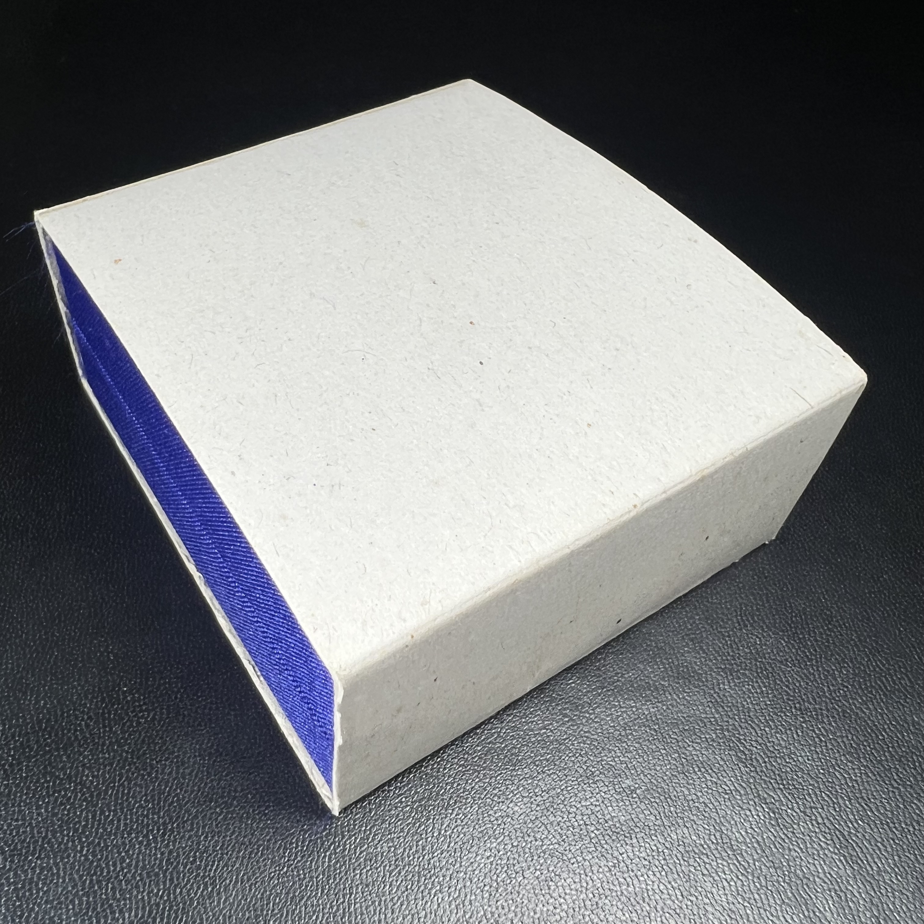 สมเด็จพุฒาจารย์ (โต พรหมรังสี) อนุสรณ์ 128 ปี สมเด็จพระญาณสังวร สมเด็จพระสังฆราช ทรงเมตตาอธิฐานจิต ปี 2543 มหาพุทธาภิเษก 3วาระ เหรียญรูปเหมือนสมเด็จพุฒาจารย์โตด้านหลังพระสมเด็จ พิมพ์ใหญ่เนื้อเงิน ขนาด 1.8 x 2.7 ซม. ทรงคุณค่าทั้งด้านความงานด้านพุทธศิลป์ แล