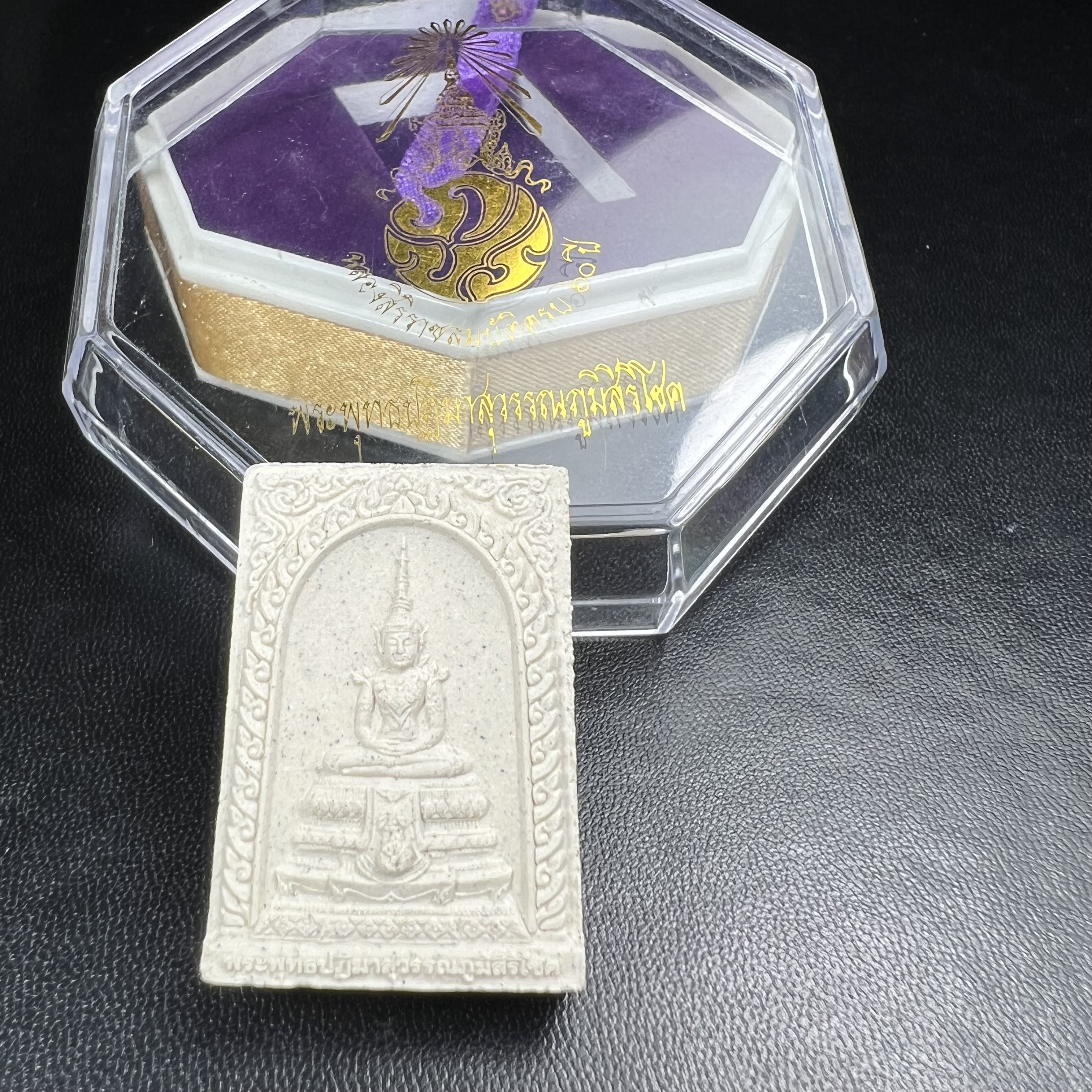 พระพุทธปฏิมาสุวรรณภูมิสิริโชค ภปร. การบินไทยจัดสร้างขึ้น เนื่องในวโรกาสฉลองสิริราชสมบัติครบ60ปี พุทธศักราช 2549 พระผงมวลสารพระราชทานผงจิตรลดา พระเกศา จีวร และว่าน 108ชนิด พิธีปลุกเสกวัดพระศรีรัตนศาสดาราม(วัดพระแก้ว)สวยๆพร้อมกล่องบรรจุครบ พิธีใหญ่ มวลสารดี