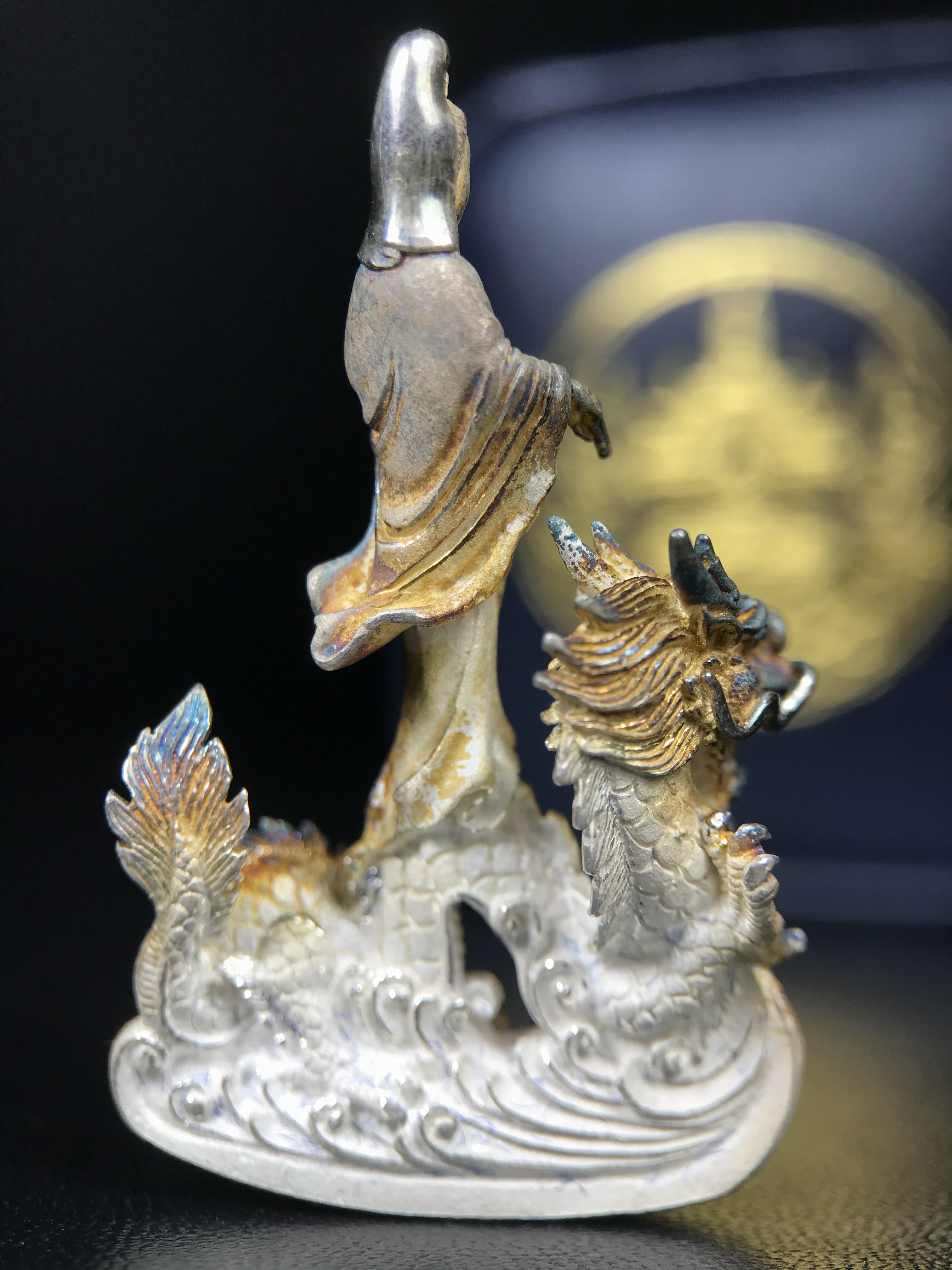 รูปหล่อลอยองค์พระโพธิสัตว์กวนอิม ทรงประทับมังกร จ.ระนอง ปี 2539 เนื้อเงิน พิมพ์ใหญ่(ผิวรุ้งไฟ)(สภาพผิวเดิมขึ้นสีรุ้งธรรมชาติสวยแบบนิยม)(เสน่ห์พระเนื้อเงินสีสันที่ธรรมชาติสรรค์สร้าง)เฉลิมฉลองในวโรกาสที่พระบาทสมเด็จพระเจ้าอยู่หัวทรงครองสิริราชสมบัติครบ50ปี