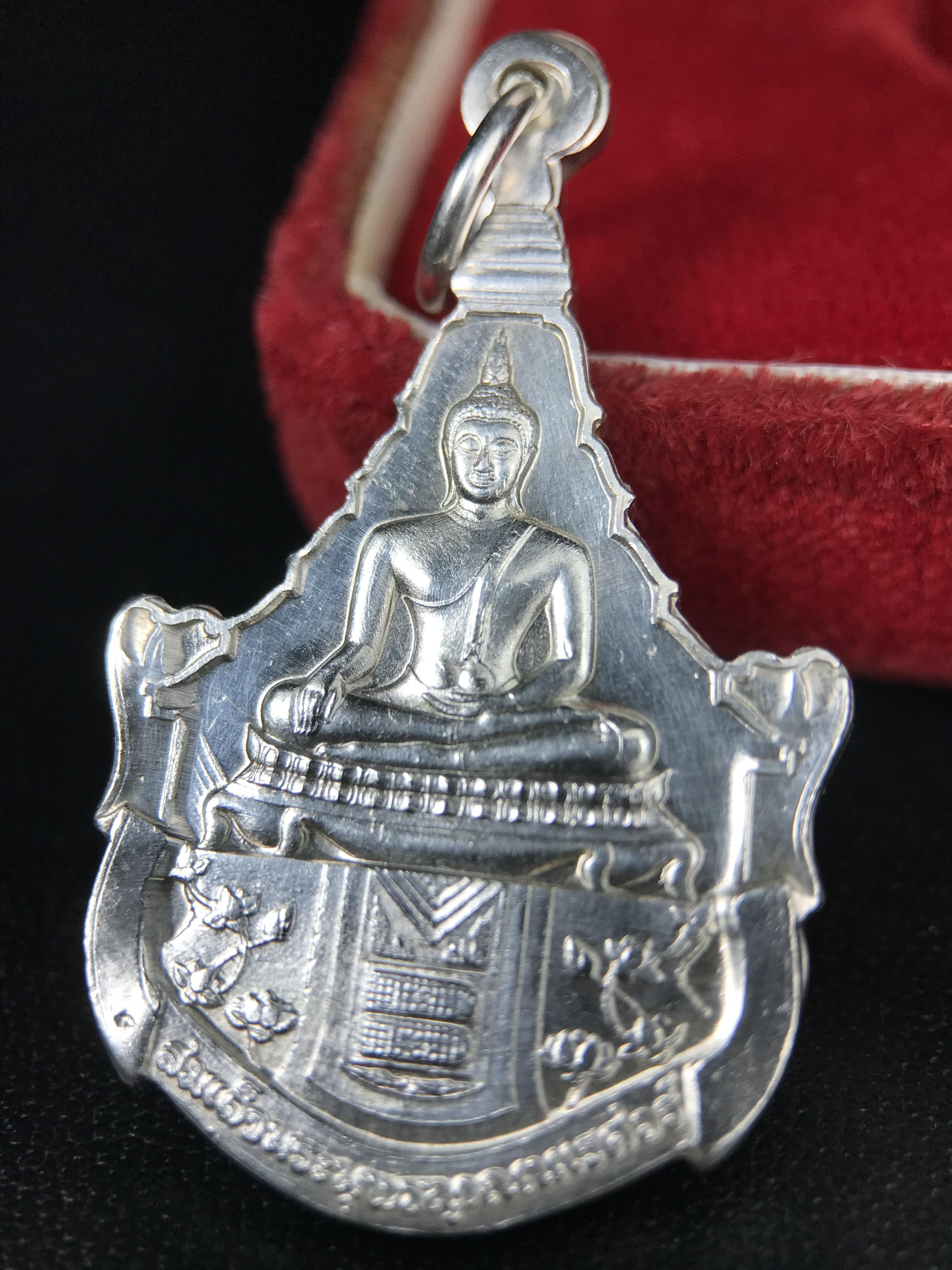 เหรียญพระพุทธญาณนเรศวร์ รุ่นแรก หลังพระปรมาภิไธย ภปร.และ สก.วัดญาณสังวราราม จ.ชลบุรี ปี 2527 เนื้อเงิน(ผิวขาว สวย ใส)ขนาด 2.3 x 3.8 ซม. พร้อมกล่องกำมะหยี่เดิมครบสมบูรณ์ สมเด็จพระญาณสังวร ประธานในพิธีมหาพุทธาภิเษก(เนื้อเงินพบเจอน้อย หายาก)