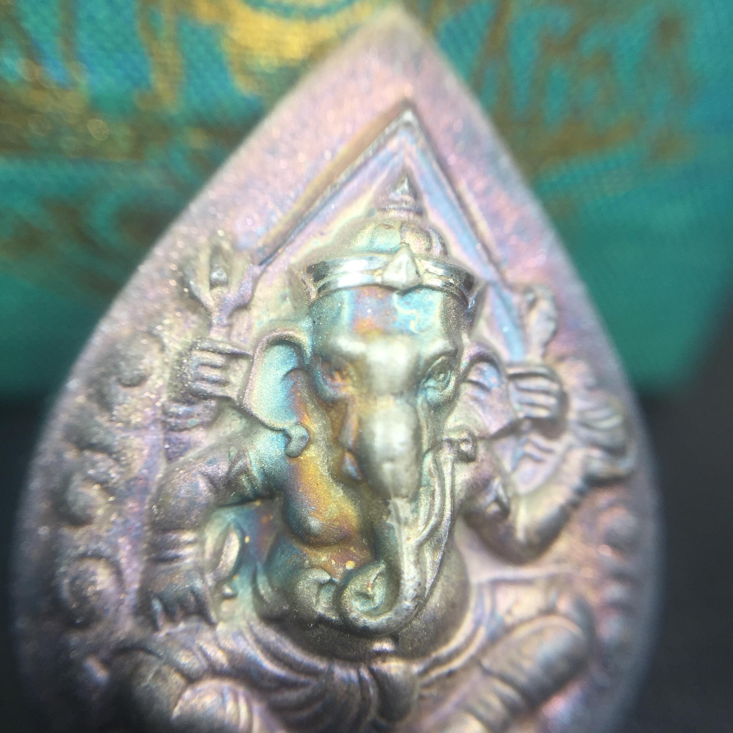 เหรียญพระพิฆเนศวร ญสส. ชุดกาญจนาภิเษกครองราชย์ 50 ปี พุทธศักราช 2538 พิมพ์ใหญ่(2.9 ซม.) เนื้อเงินผิวเดิมกลับดำขึ้นสีรุ้งเข้มขลังงดงามธรรมชาติสร้างสรรค์ สภาพสวยเดิมพร้อมกล่องบรรจุเดิม ตอกโค๊ดหมายเลขกำกับ(1ใน 5539องค์)