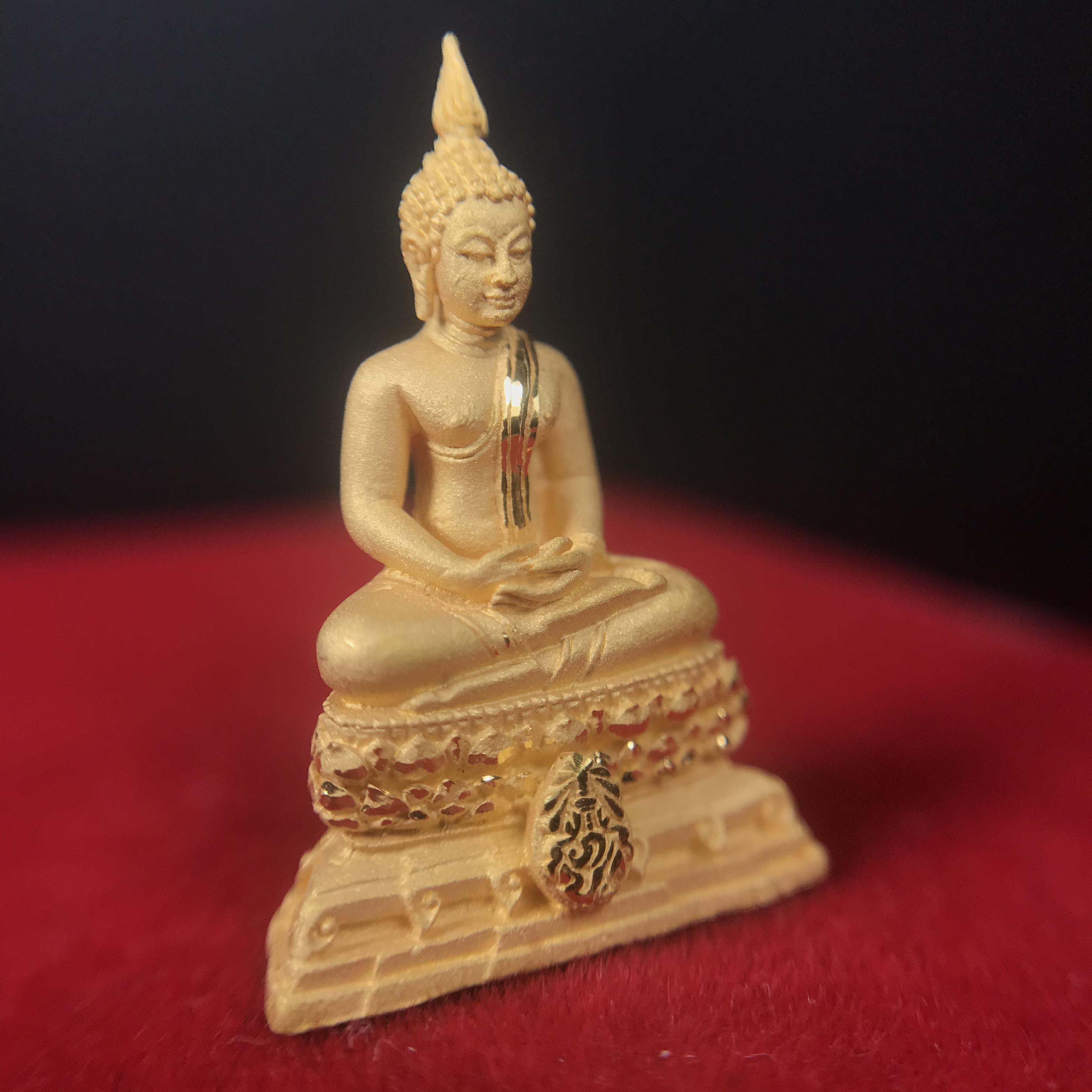 พระชัยวัฒน์พุทธสิหิงค์ ภปร. รุ่นสร้างหอพระธรรมศาสตร์ ปี2542 เนื้อทองคำ(5.9 กรัม) มหาพิธี 3วาระอันยิ่งใหญ่(1ใน5000องค์)