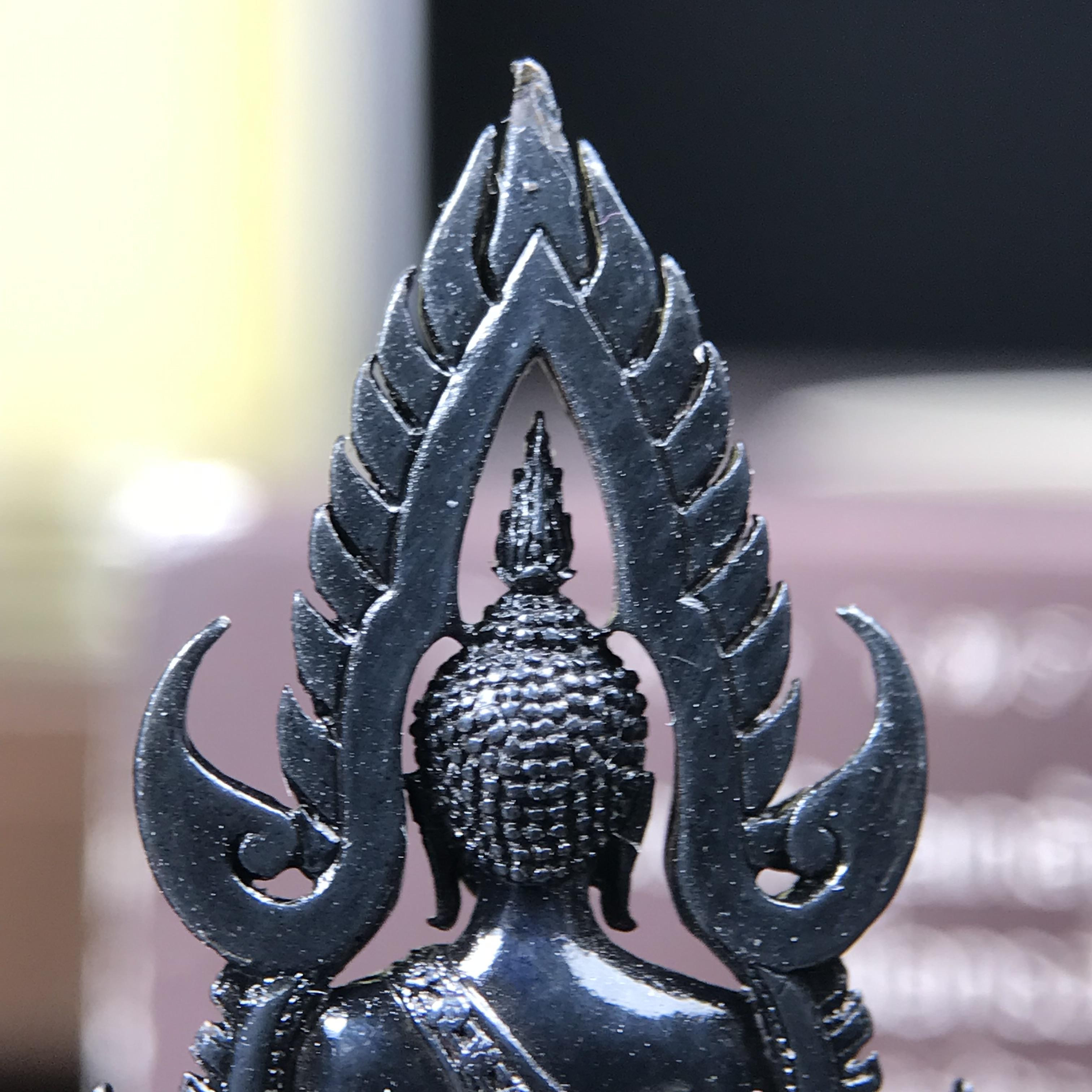 พระพุทธชินราช ภปร. โครงการ "เพราะแผ่นดินนี้ คือ แผ่นดินเกิด" ปี2548(รุ่นแรก) ลอยองค์ หน้าตัก 1/2 นิ้ว(ขนาด 3.5 x 2.5 ซม.) เนื้อเงินรมดำ(พุทธศิลป์จำลองเมื่อครั้งลอกทอง ครั้งที่3 เมื่อปี2547 ร้อยปีจะมีสักครั้ง "พระพุทธชินราชองค์ดำ")