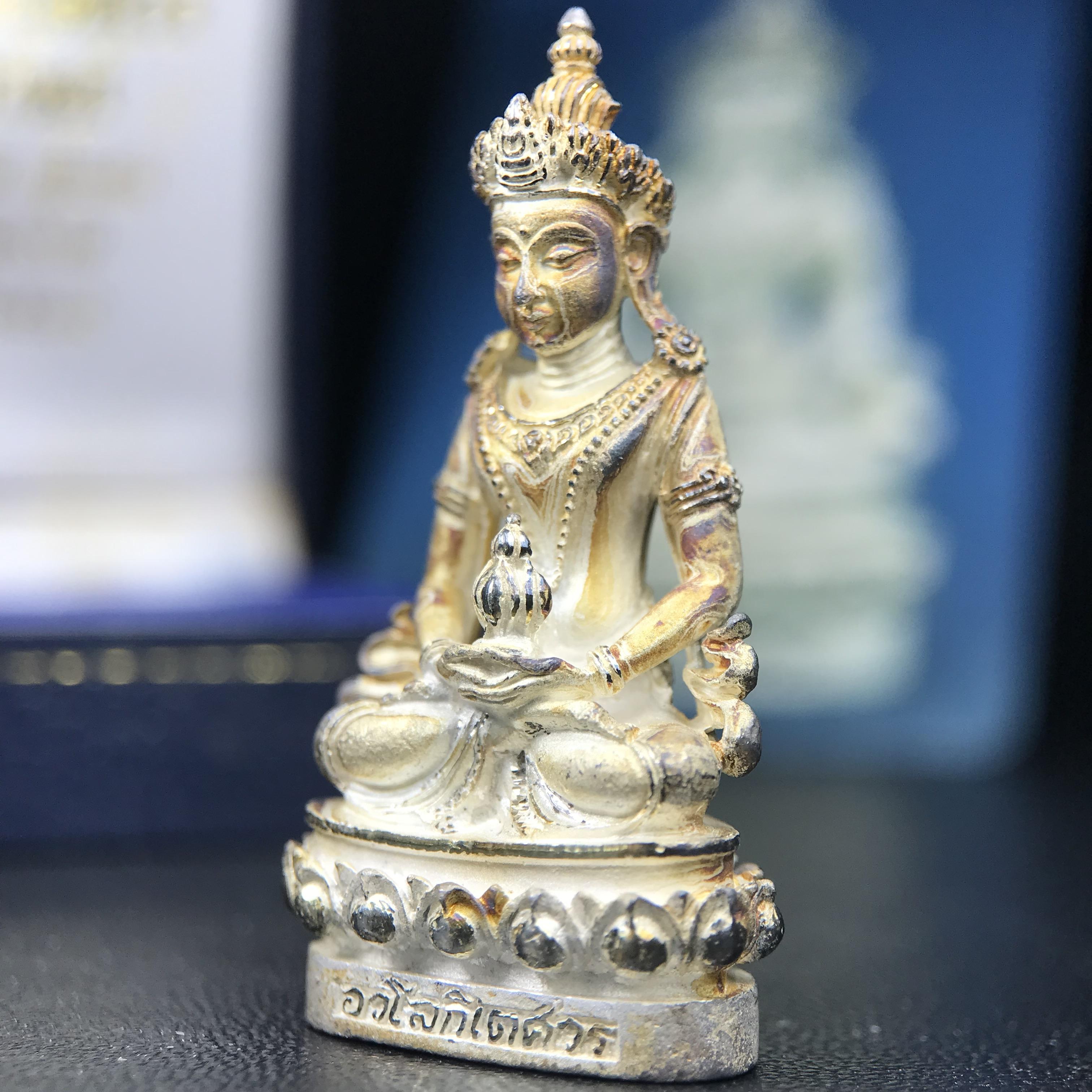 พระกริ่งอวโลกิเตศวร ( เจ้าแม่กวนอิม ) วัดโพธิ์แมนคุณาราม รุ่นอุดมโภคทรัพย์ พ.ศ.2539 เนื้อเงินพ่นทราย(ผิวเดิม ขึ้นสีรุ้งธรรมชาติ แบบนิยม เสน่ห์ของพระเนื้อเงิน) (พร้อมกล่องบรรจุการ์ดใบรับรองเดิมครบ)(อีกหนึ่งรุ่นยอดนิยม พุทธศิลป์สวยงดงาม)หายาก 1 ใน 5000 องค์