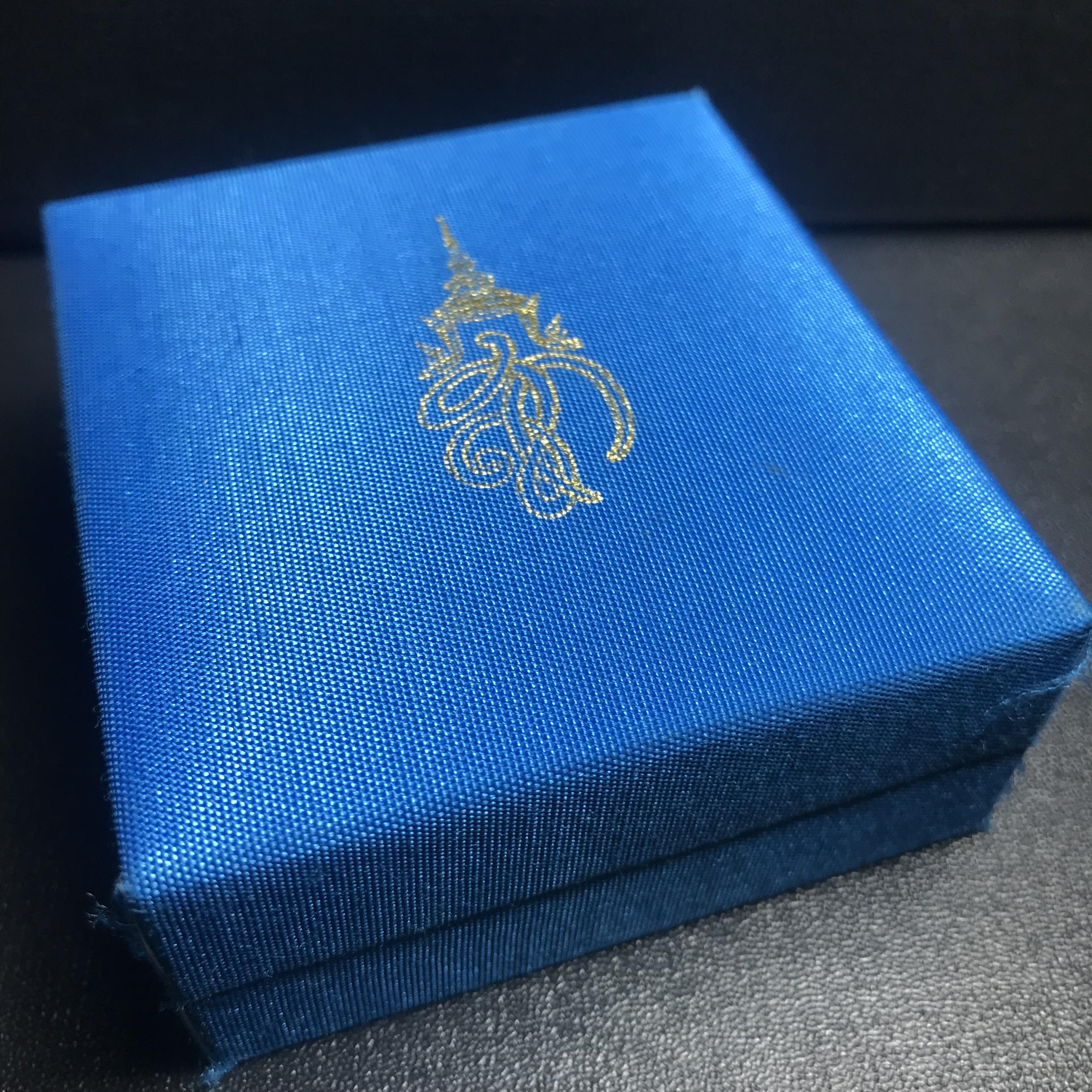 หลวงพ่อทวด รุ่น สก. วัดห้วยมงคล พิมพ์สี่เหลี่ยมเล็ก หลังฝังชิ้นเนื้อบางขุนพรม กรรมการสามโค๊ต(ตอกเลข)(เลขตอง)หมายเลข222 เนื้อขาวผสมผงเก่าบางขุนพรหม รุ่น2(1ใน 999องค์)