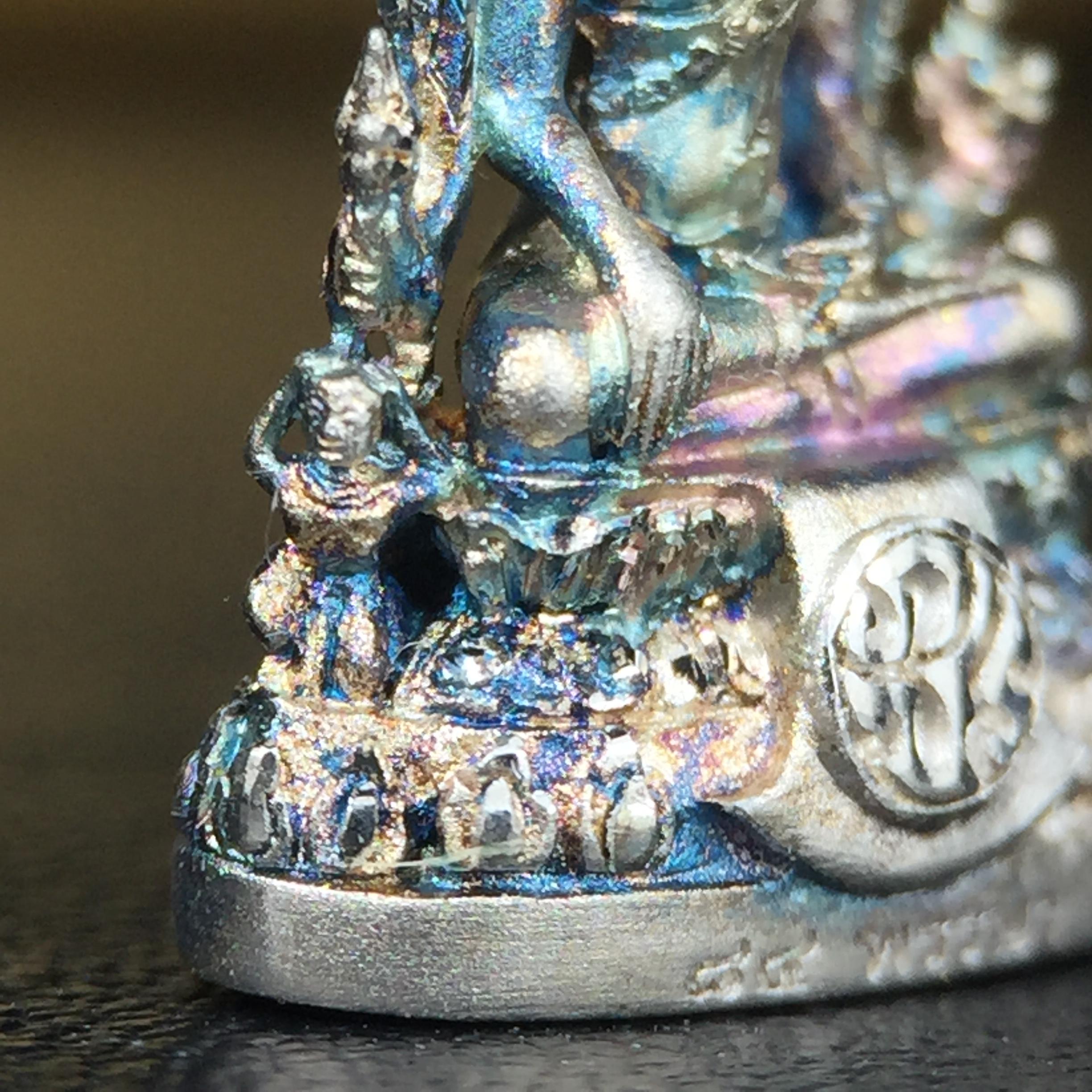 พระพุทธชินราช(จำลอง) ภปร. 84 พรรษา เนื้อเงินชุบทองคำขาว พิมพ์เล็กขนาดหน้าตัก 1/4 นิ้ว (สภาพผิวเดิมสวย ขึ้นสีรุ้งธรรมชาติ แบบนิยม)(พระราชทานมวลสาร จิตรลดาและเส้นพระเจ้า(เส้นผม))พุทธศิลป์ทรงคุณค่าอีกหนึ่งรุ่นยอดนิยม