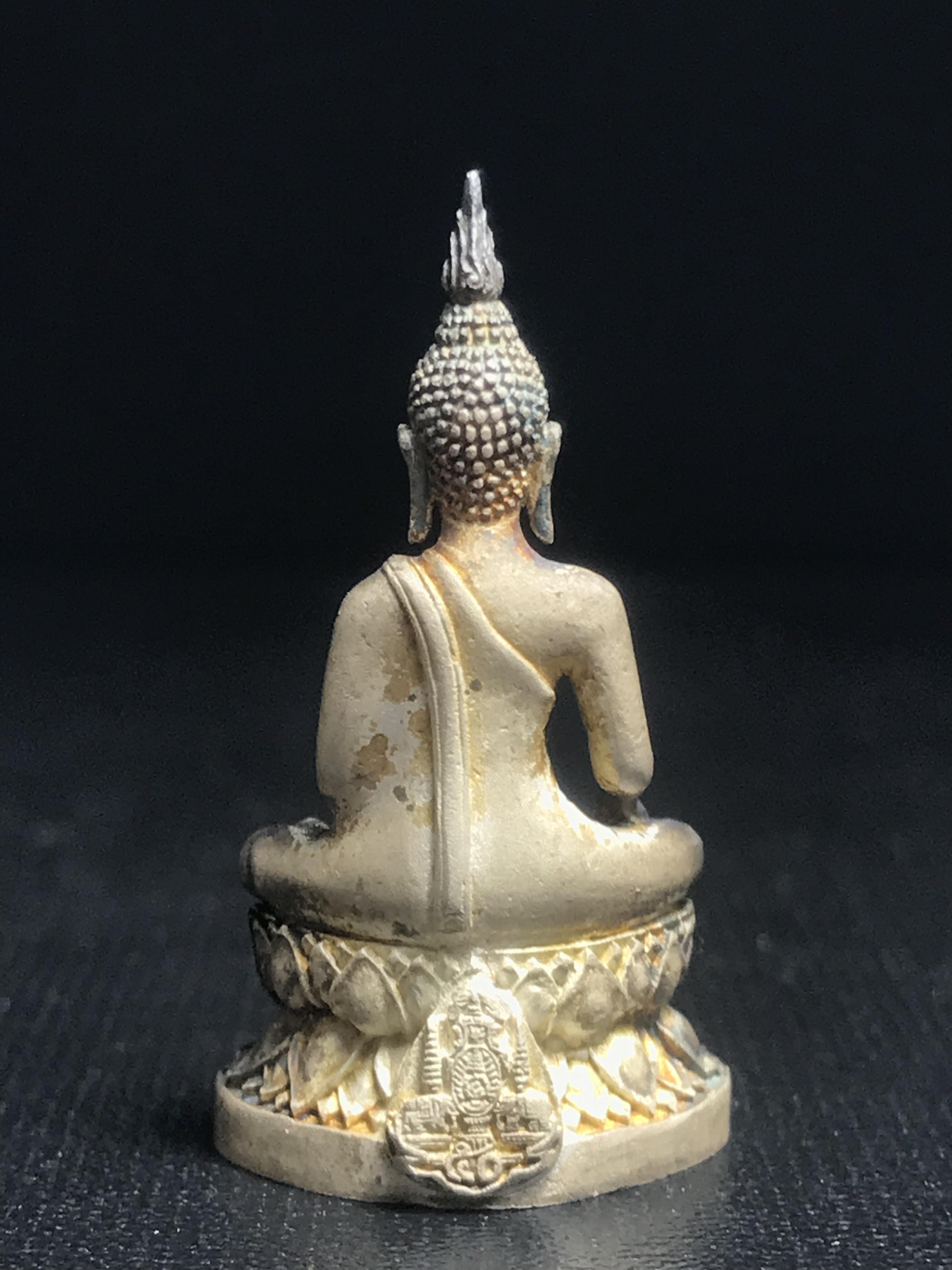 พระกริ่งพระพุทธนวราชบพิตร ครองสิริราชสมบัติครบ 50 ปี พ.ศ.2540 ชุดพระราชทาน(หายาก)เนื้อเงินผิวเดิมขึ้นสีรุ้งแบบนิยม