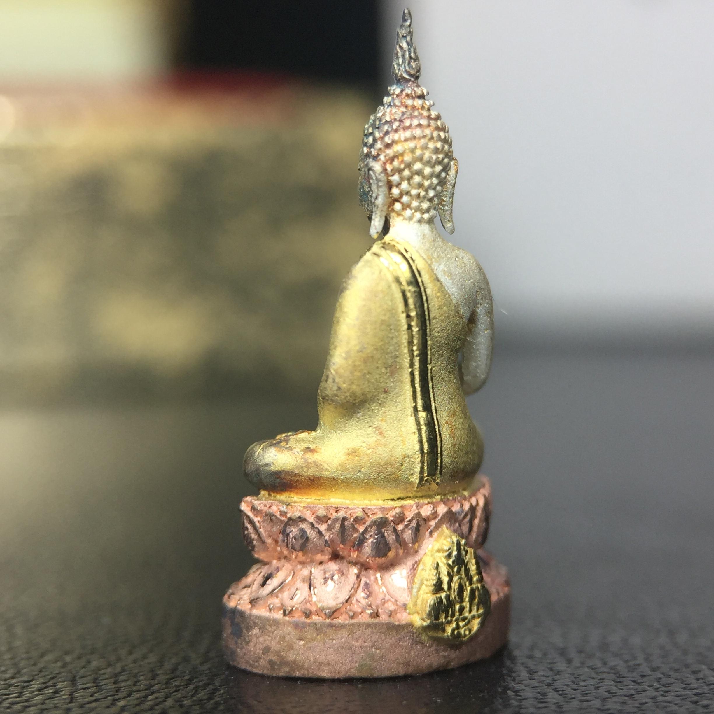 พระชัยวัฒน์พระพุทธนวราชบพิตร ครองสิริราชสมบัติครบ 50 ปี พ.ศ.2540 ขนาดสูง 1.9 ซม. เนื้อเงินสามกษัตริย์(ผิวเดิม) พร้อมกล่องบรรจุเดิมครบสมบูรณ์ 1ใน 9500 องค์(พุทธนวราชบพิตร นิมิตรหมายแห่งความสามัคคี ด้วยไมตรีแห่งองค์พระภูมิพล)