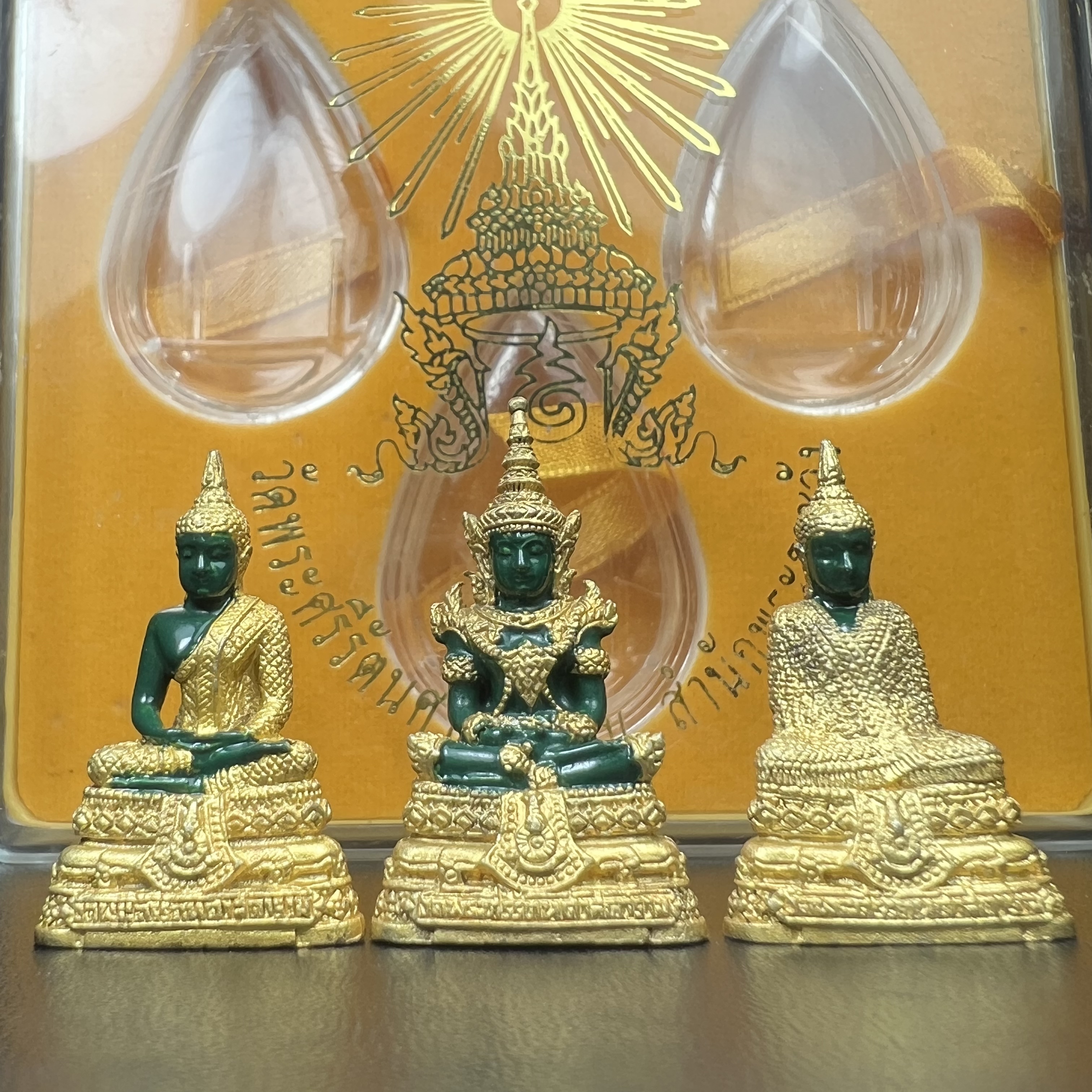 พระพุทธมหามณีรัตนปฏิมากร(พระแก้วมรกต) วัดพระศรีรัตนศาสดาราม สำนักพระราชวัง จัดสร้าง ชุด3 ฤดู ร้อน ฝน หนาว(บรรจุมวลสารใต้ฐาน)