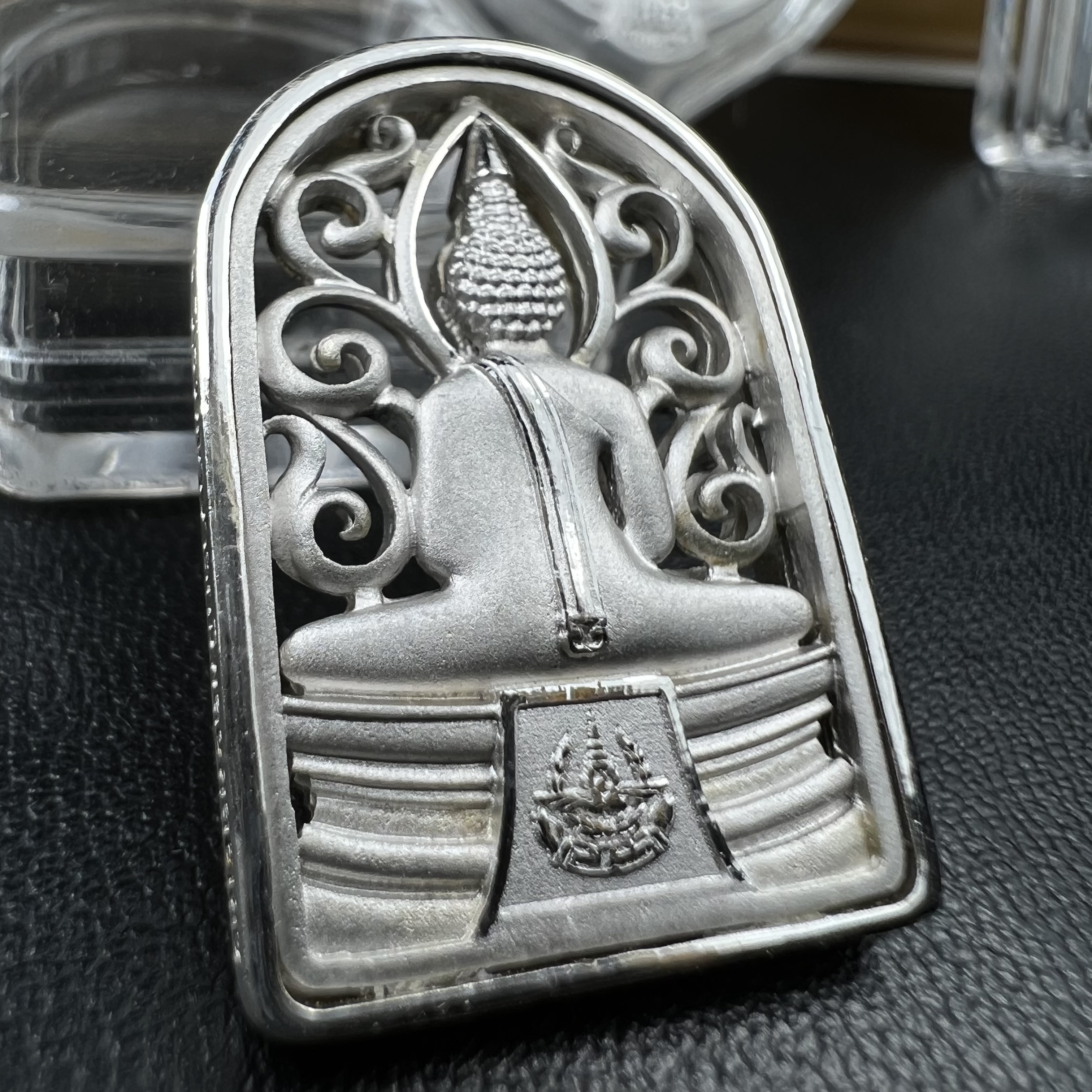 พระพุทธโสธร คุ้มเกล้าฯ ภปร.(ใต้ร่มพระบารมี คุ้มเกล้า) 60ปี รพ.ภูมิพลฯ พ.ศ.2552 เหรียญเนื้อเงิน ชุบทองคำขาว(พิมพ์ รูปอาร์ม+รูปใบมะขาม+รูปห้าเหลี่ยม+รูปสามเหลี่ยม)(1ชุด 4 พิมพ์ ครบทุกแบบที่จัดสร้าง)1 ใน 3000 เหรียญ ครบชุดหายาก