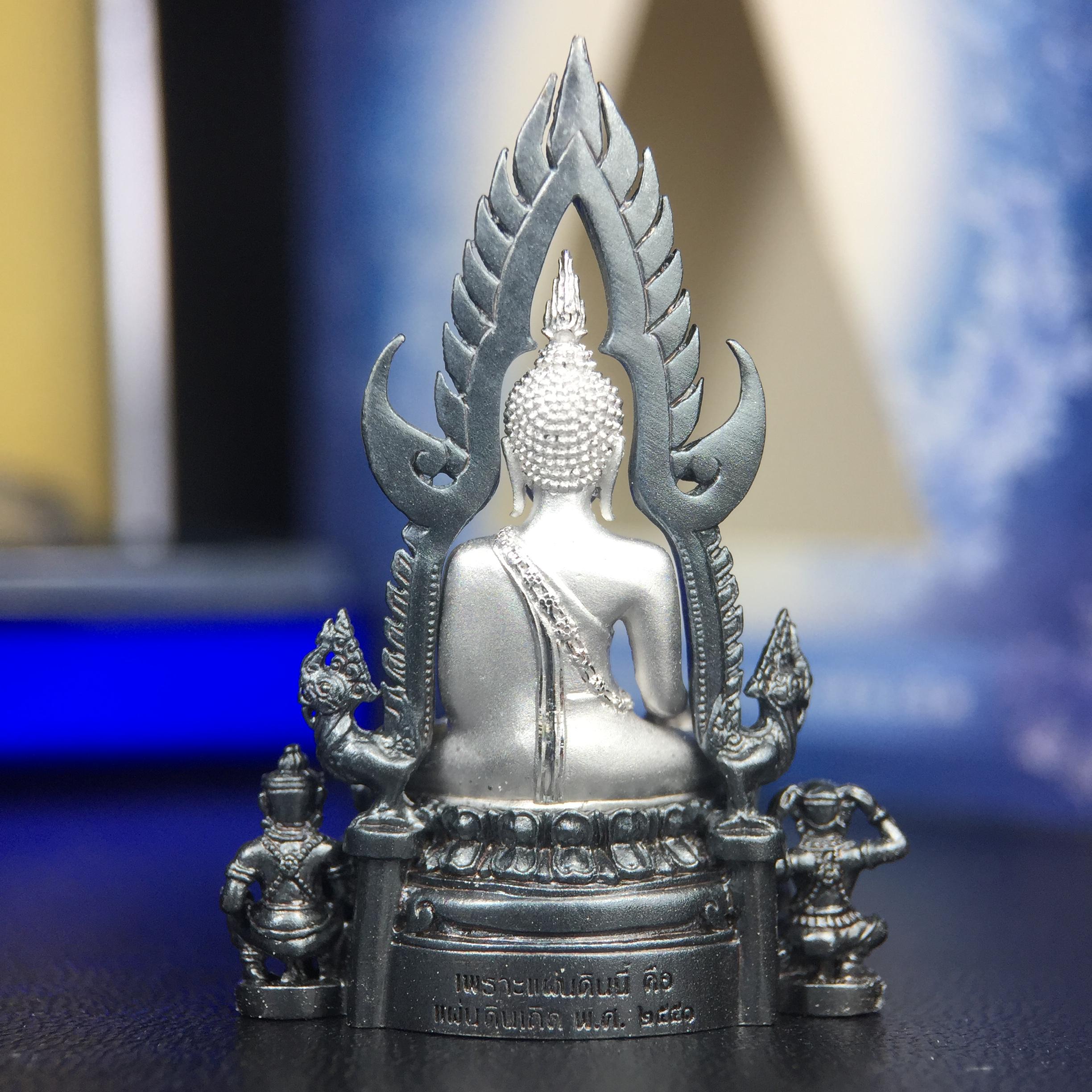 พระพุทธชินราช ภปร. โครงการ เพราะแผ่นดินนี้คือแผ่นดินเกิด เนื้อเงินชุบทองคำขาวซุ้มรมดำ ปี2551 ขนาดหน้าตัก1/2นิ้ว(3.5*2.5 ซม.) (สวยงามหายาก)1ใน 5000 องค์