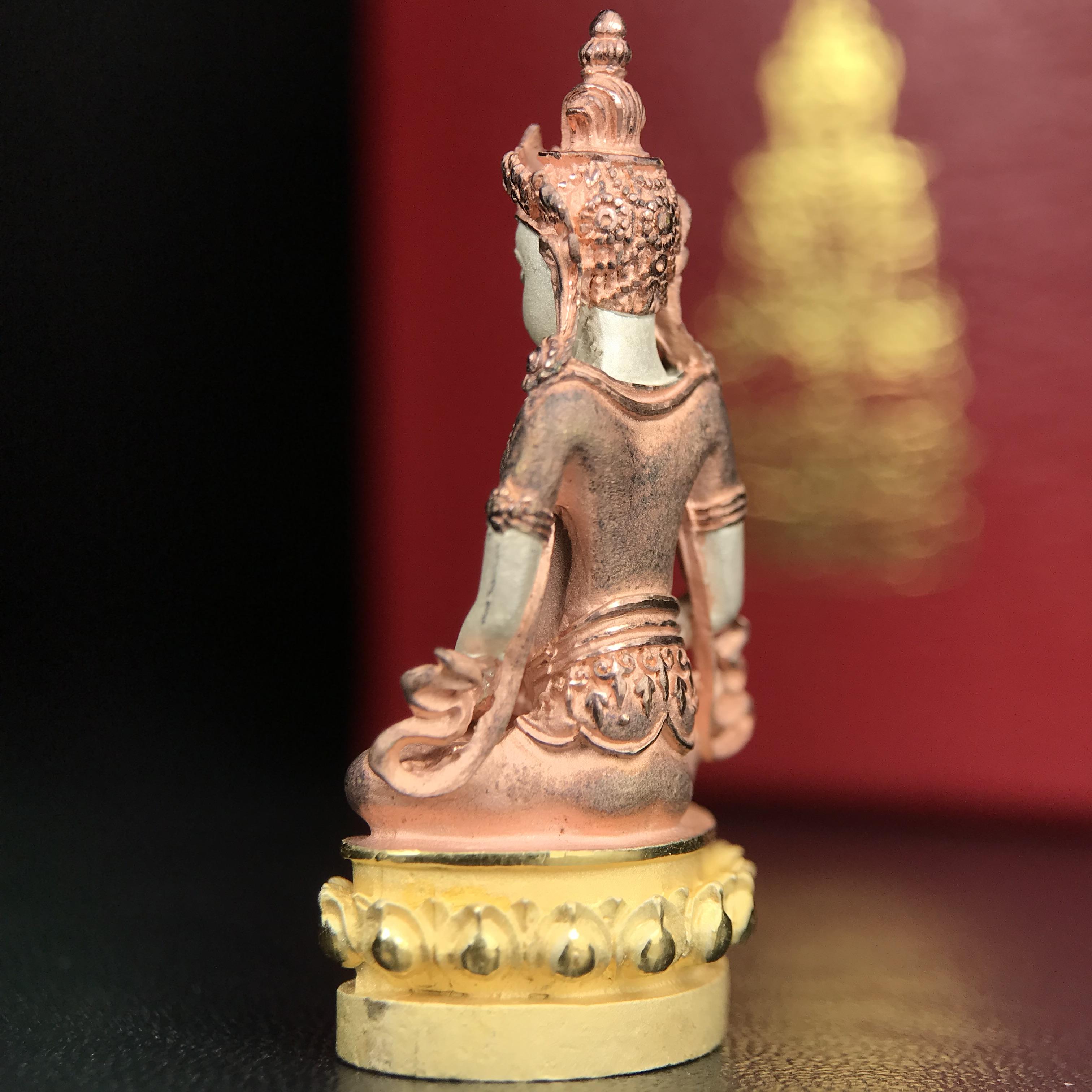 พระกริ่งอวโลกิเตศวร ( เจ้าแม่กวนอิม ) วัดโพธิ์แมนคุณาราม รุ่นอุดมโภคทรัพย์ พ.ศ.2539 เนื้อเงิน 3 กษัตริย์ (องค์พิเศษกรรมการ ฝังเพชรตำแหน่งดวงตาที่สามกลางหน้าผาก 1 เม็ด)(อีกหนึ่งรุ่นยอดนิยม พุทธศิลป์สวยงดงาม)***องค์พิเศษกรรมการฝังเพชร พบเจอน้อยหายากมาก***