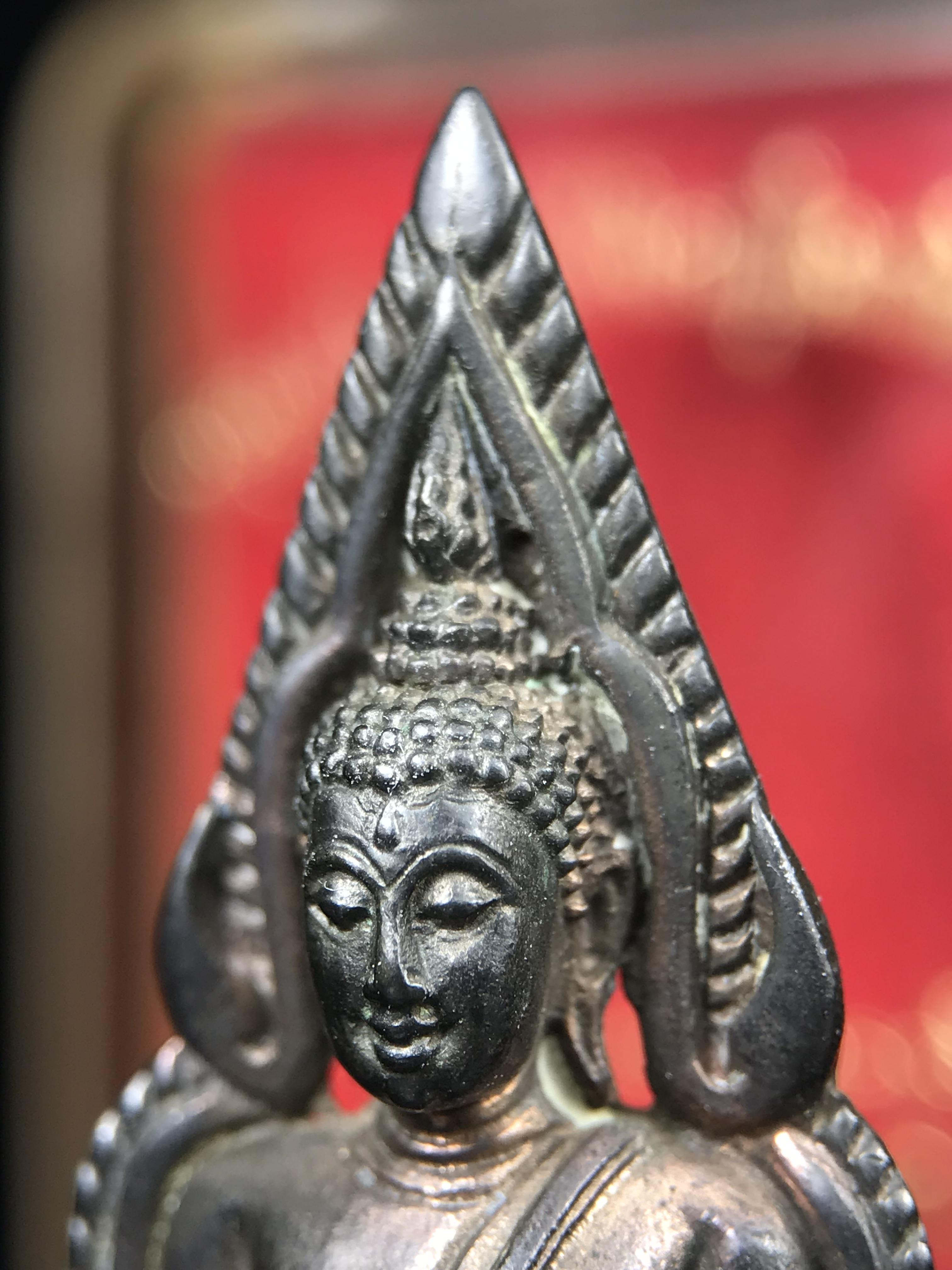 พระพุทธชินราชอินโดจีนมหาจักรพรรดิ อนุสรณ์ 100 ปี พิษณุโลกพิทยาคม (โรงเรียนชาย) พิธีจักรพรรดิมหาพุทธาภิเษก ปี 2542 เนื้อนวโลหะ(เต็มสูตรแก่ทองคำ) พิธีใหญ่มวลสารดีเกจิอาจารย์ยอดนิยมร่วมปลุกเสก*** ตอกโค้ดและหมายเลข*** 1 ใน 999 องค์ ยอดนิยมหายาก