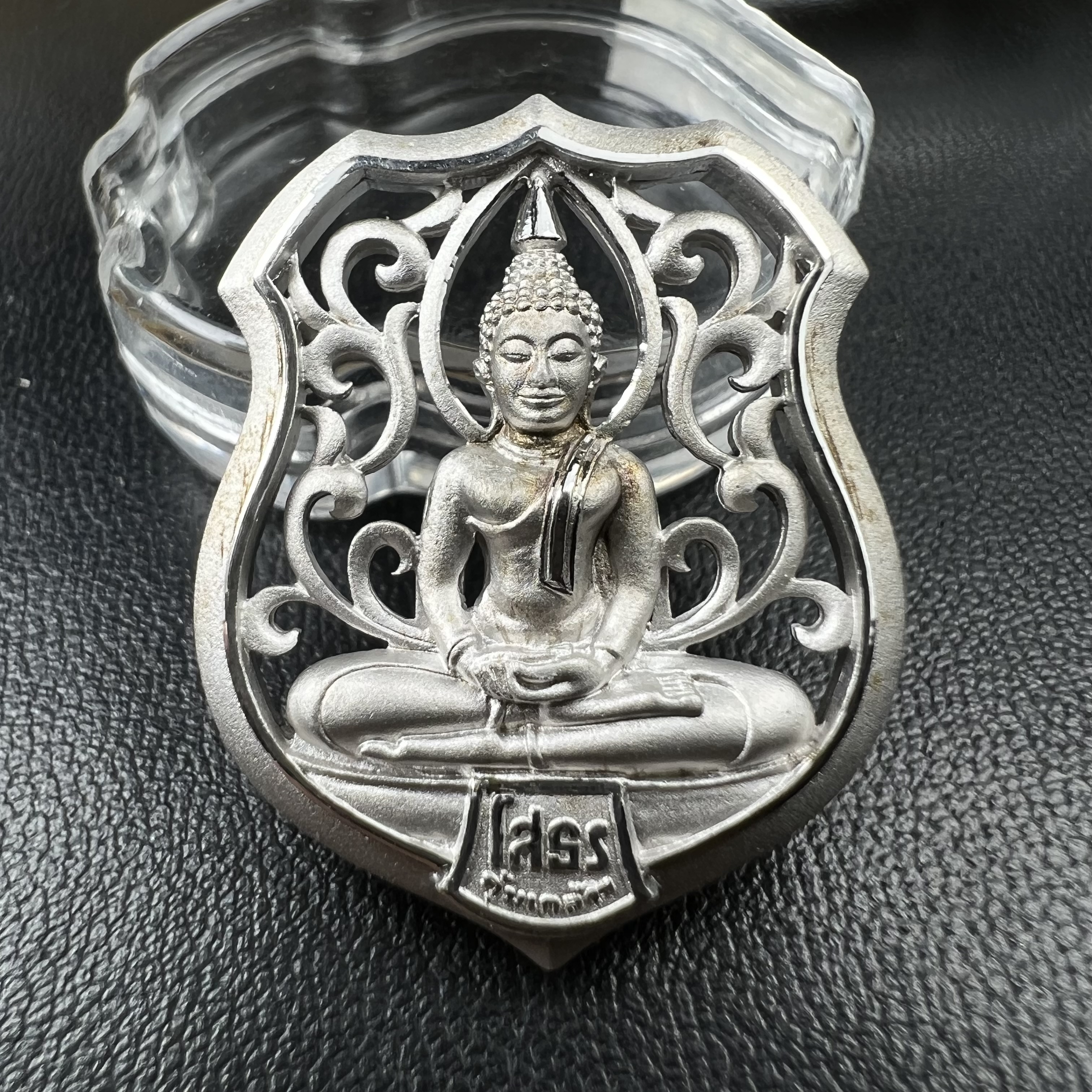 พระพุทธโสธร คุ้มเกล้าฯ ภปร.(ใต้ร่มพระบารมี คุ้มเกล้า) 60ปี รพ.ภูมิพลฯ พ.ศ.2552 เหรียญเนื้อเงิน ชุบทองคำขาว(พิมพ์ รูปอาร์ม+รูปใบมะขาม+รูปห้าเหลี่ยม+รูปสามเหลี่ยม)(1ชุด 4 พิมพ์ ครบทุกแบบที่จัดสร้าง)1 ใน 3000 เหรียญ ครบชุดหายาก