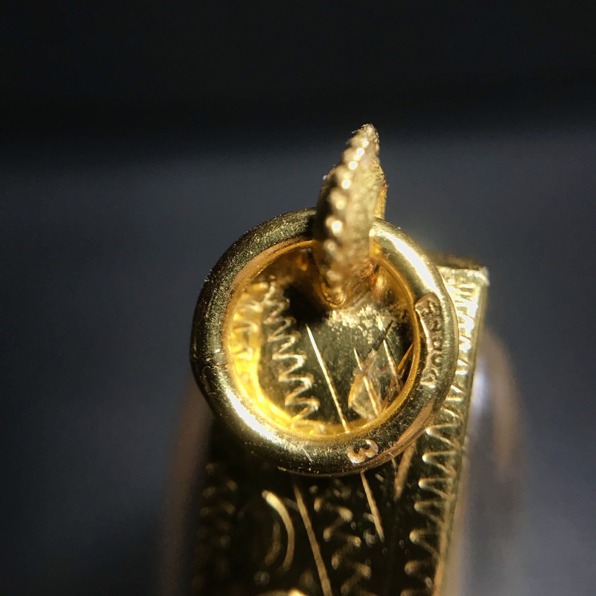 พระแก้วมรกต ภปร. ปี2547 จัดสร้างโดย รพ.ภูมิพลฯ เนื้อเรซิ่นหุ้มทองคำพิมพ์ลอยองค์ หน้าตัก 1/2 นิ้ว เลี่ยมกรอบทองคำแท้พร้อมใช้