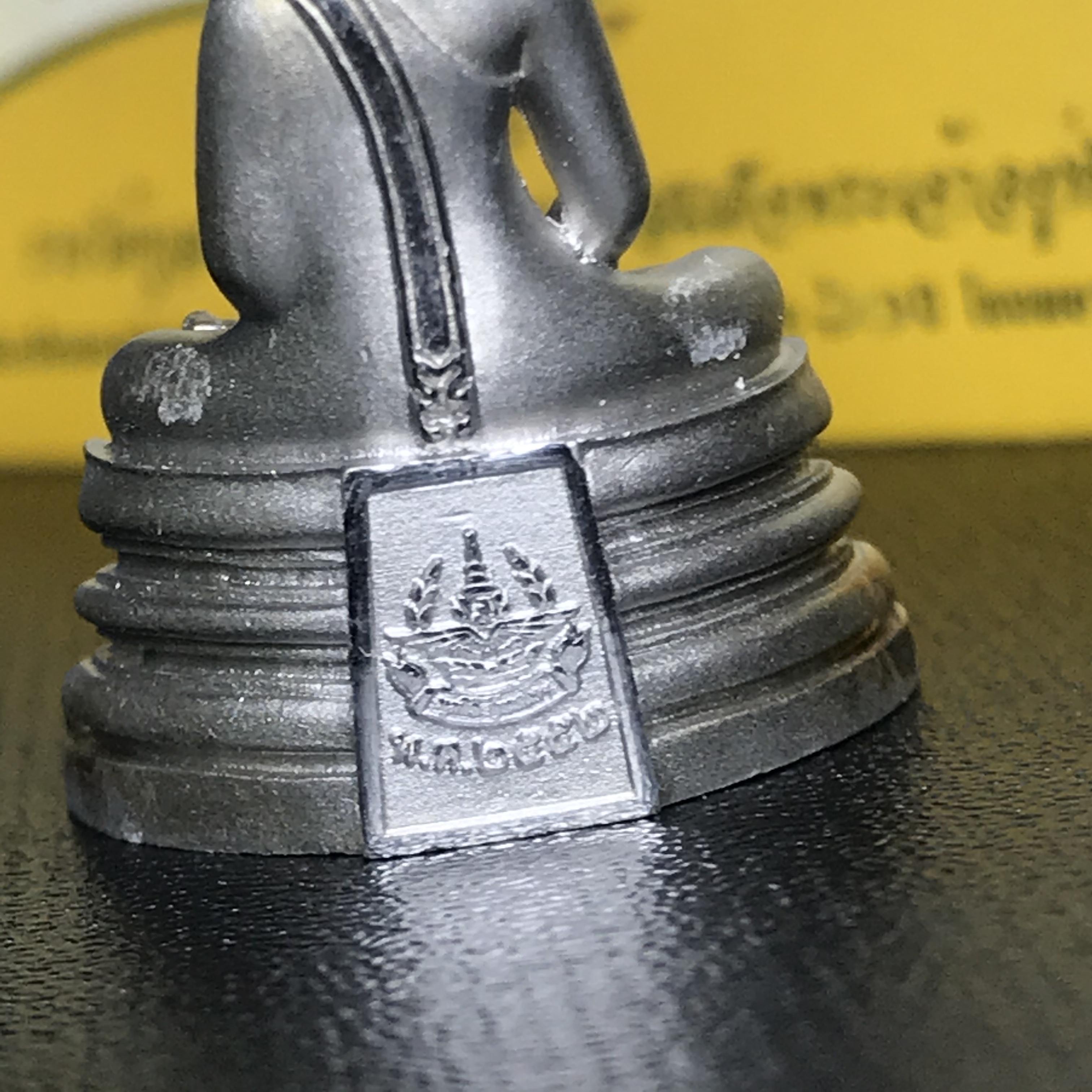 พระพุทธโสธร คุ้มเกล้าฯ ภปร.(ใต้ร่มพระบารมี คุ้มเกล้า) 60ปี รพ.ภูมิพลฯ พ.ศ.2552 เนื้อเงิน ชุบทองคำขาว(พิมพ์ใหญ่ขนาด 30*20 มม.)(1ใน5000 องค์)