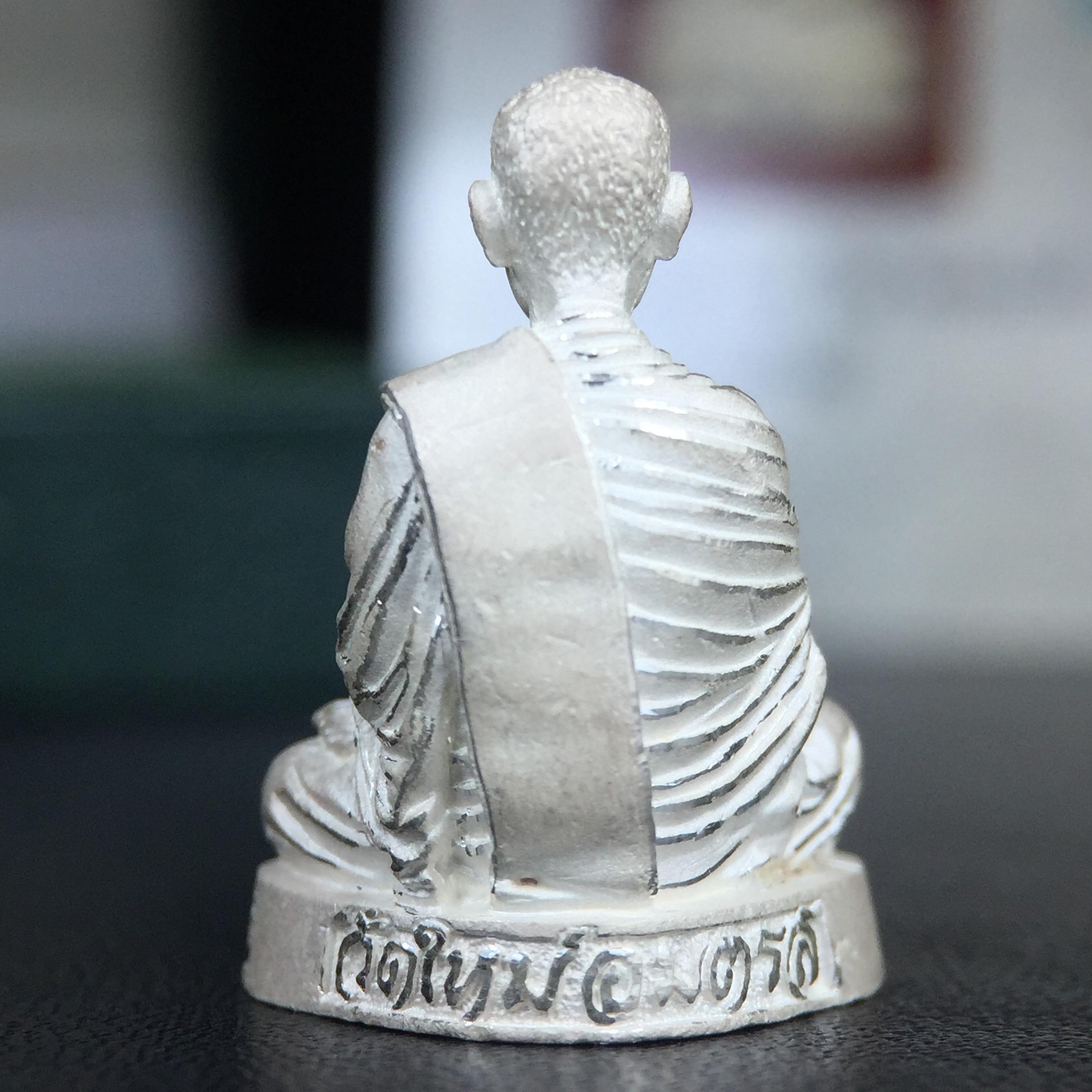 รูปเหมือนสมเด็จพระพุฒาจารย์ (โต พรหมรังสี)วัดใหม่อมตรส บางขุนพรหม ปี2540 รุ่นกาญจนาภิเษก จัดสร้างในวโรกาสที่รัชกาลที่ 9 ทรงครองสิริราชสมบัติ ครบ 50ปี ลอยองค์พิมพ์ใหญ่ เนื้อเงินบริสุทธิ์ 99.9% แบบทรายนวลขัดเงาบางส่วน พร้อมกล่องใบรับรองเดิมครบ