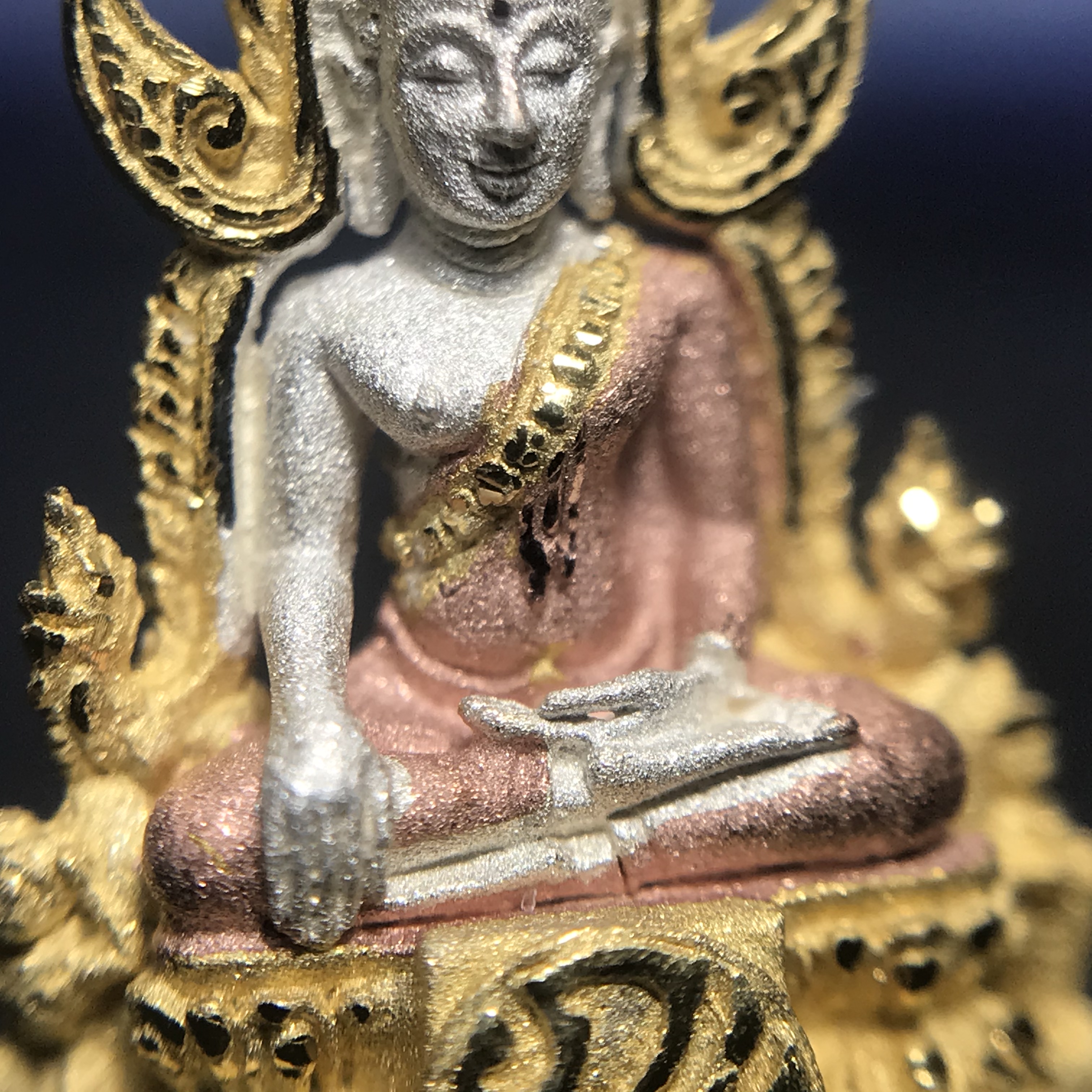 พระพุทธชินราช ภปร. โครงการ เพราะแผ่นดินนี้คือแผ่นดินเกิด เนื้อเงินชุบสามกษัตริย์ ปี2551 ขนาดหน้าตัก1/4นิ้ว (สวยงามหายาก)