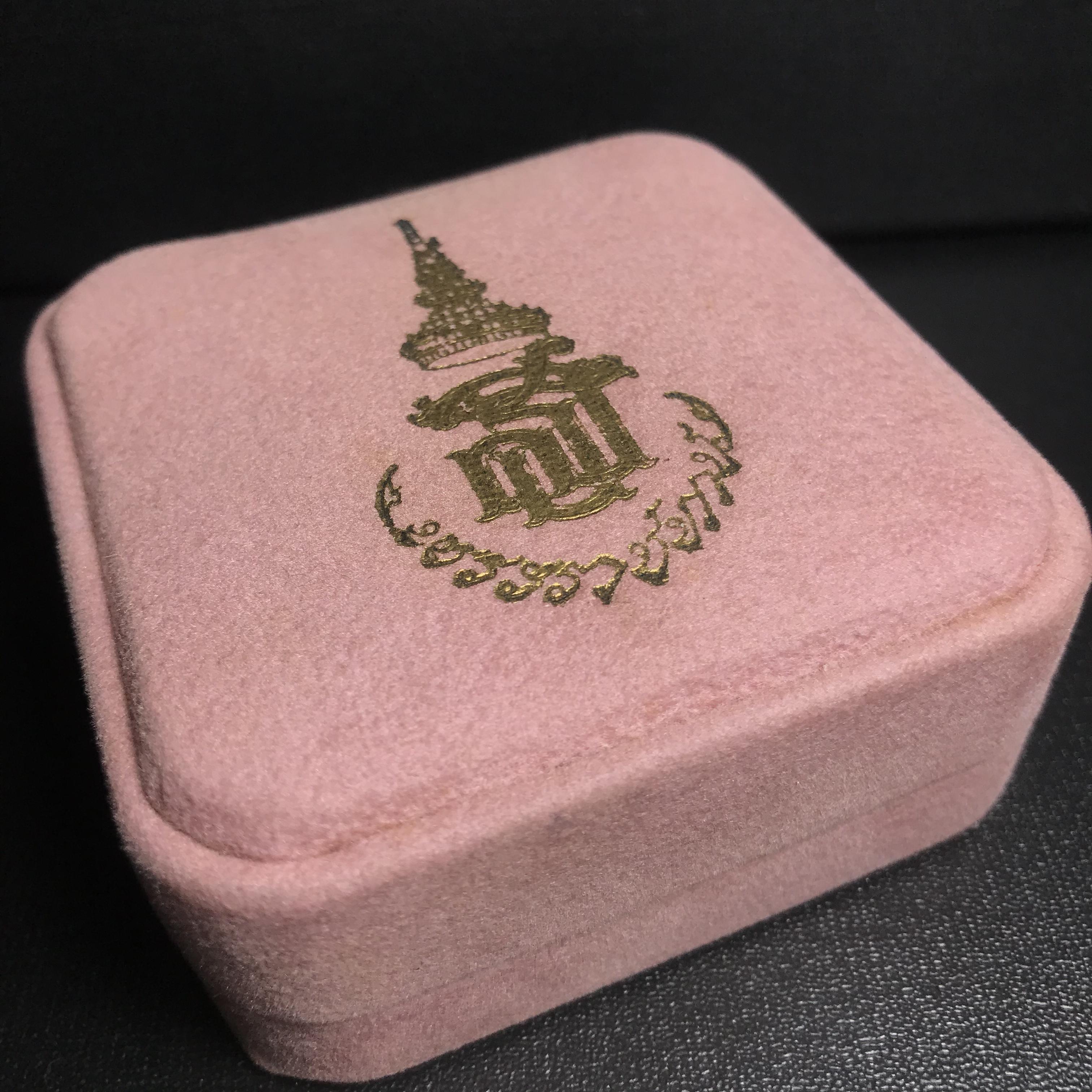 พระกริ่งพระพุทธนวราชบพิตร ครองสิริราชสมบัติครบ 50 ปี พ.ศ.2540 ชุดพระราชทาน(หายาก)เนื้อเงินสามกษัตริย์ผิวเดิมขึ้นสีรุ้งแบบนิยม