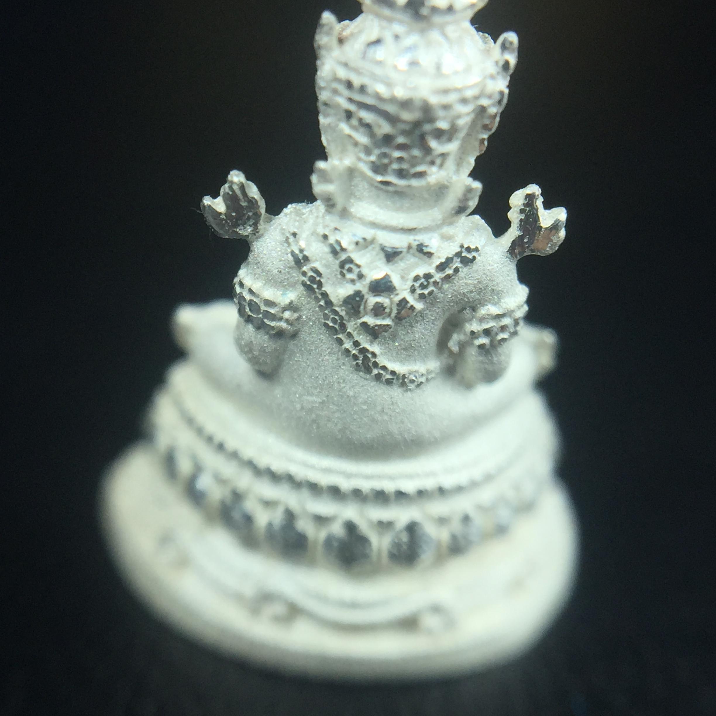 พระแก้วมรกต(จำลอง)ลอยองค์ ขนาดหน้าตัก 1/4 นิ้ว ทรงเครื่องฤดูร้อน เนื้อเงิน ตราสัญลักษณ์ฉลองสิริราชสมบัติครบ 60 ปี พ.ศ.2549