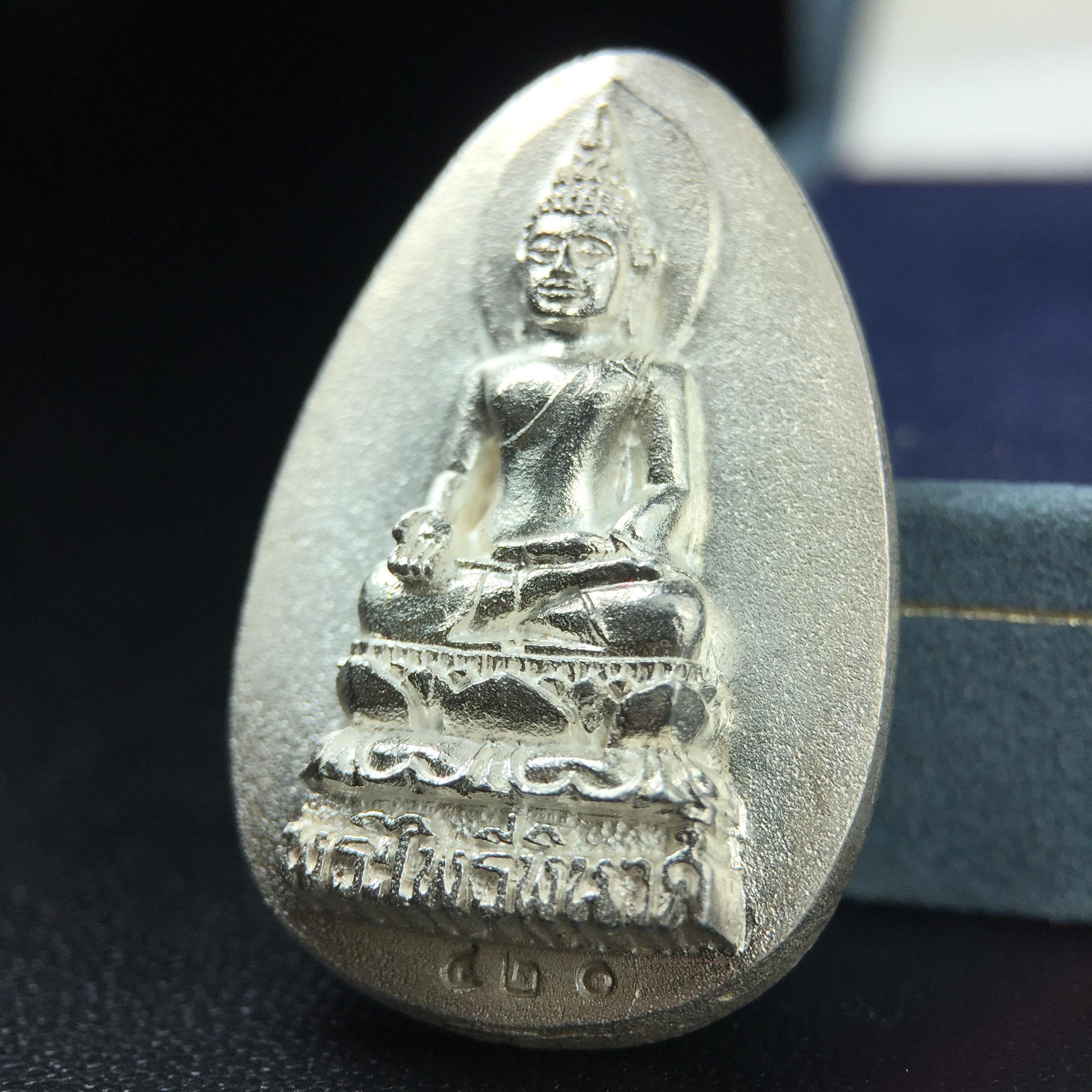 เหรียญพระไพรีพินาศตราสัญลักษณ์ หลัง สก มหามงคลเฉลิมพระชนมพรรษา 5 รอบ ครบ 60 พรรษาพระราชินีในหลวงรัชกาลที่ 9 ปี 2535 วัดบวรนิเวศวิหาร เนื้อเงิน(หมายเลข ๔๒๐)พร้อมกล่องบรรจุเดิมสวยครบ (เนื้อเงินรุ่นนี้พบเจอน้อยมาก)