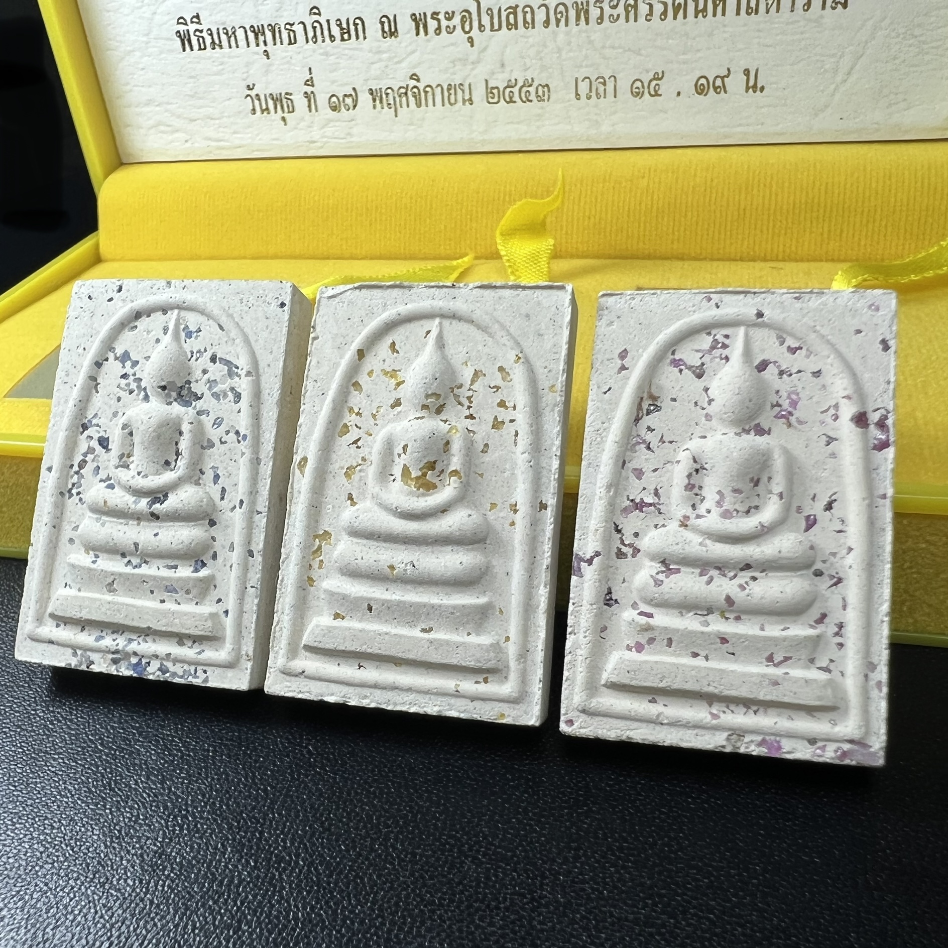 พระสมเด็จพิมพ์ใหญ่ เฉลิมพระเกียรติ พร้อมทั้งอัญเชิญตราสัญลักษณ์ฉลองครองราชย์ครบ 60 ปี เนื้อเงิน 99.9%(ผิวเดิมขึ้นสีรุ้งธรรมชาติ สวย) ประดิษฐานด้านหลังองค์พระ ครบชุด 3 องค์(พระผงพุทธคุณผสมบุษราคัม ไพลิน ทับทิม)