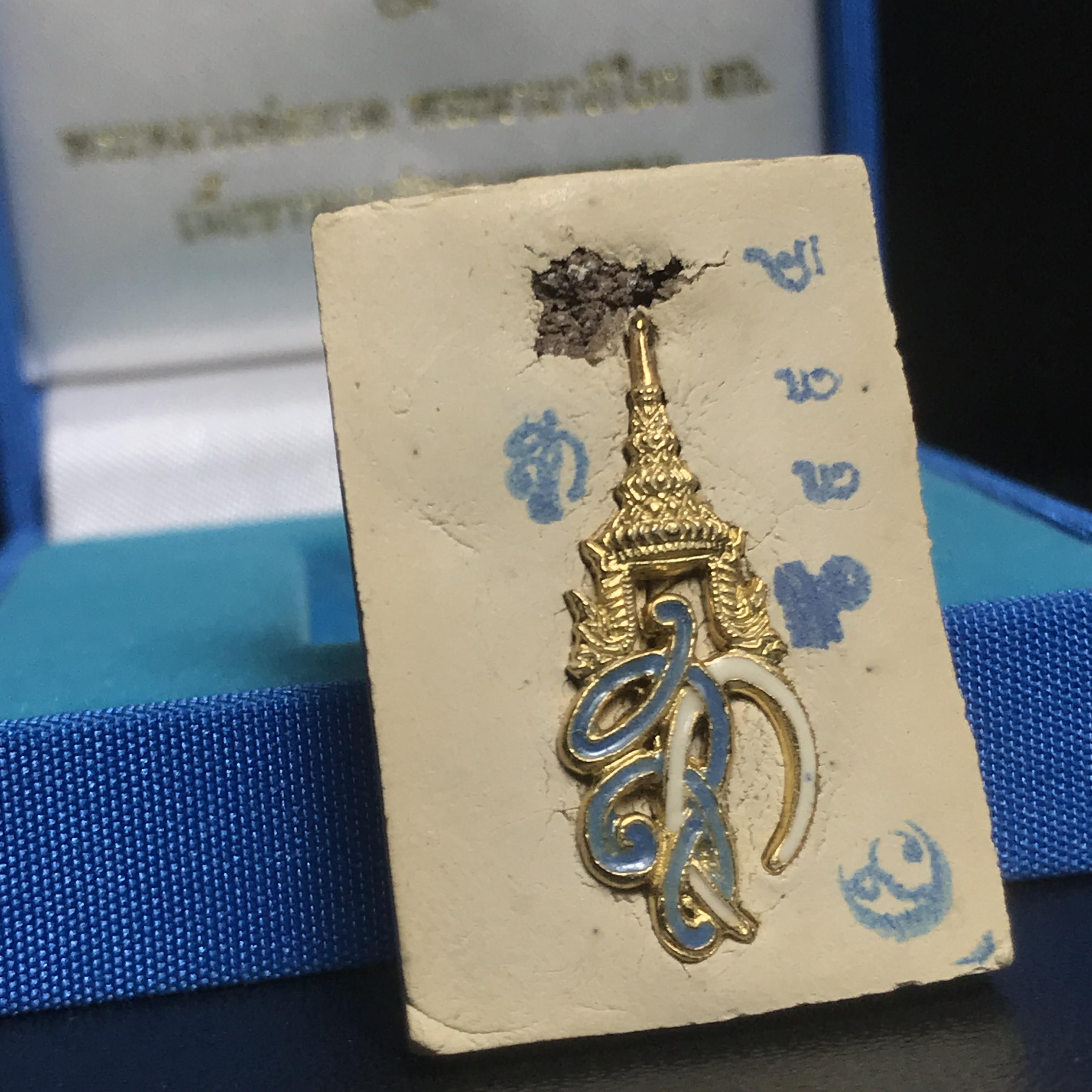 หลวงพ่อทวด รุ่น สก. วัดห้วยมงคล พิมพ์สี่เหลี่ยมใหญ่ หลังฝังชิ้นเนื้อบางขุนพรม กรรมการสามโค๊ต(ตอกเลข) เนื้อขาวผสมผงเก่าบางขุนพรหม รุ่น2(1ใน 999องค์)