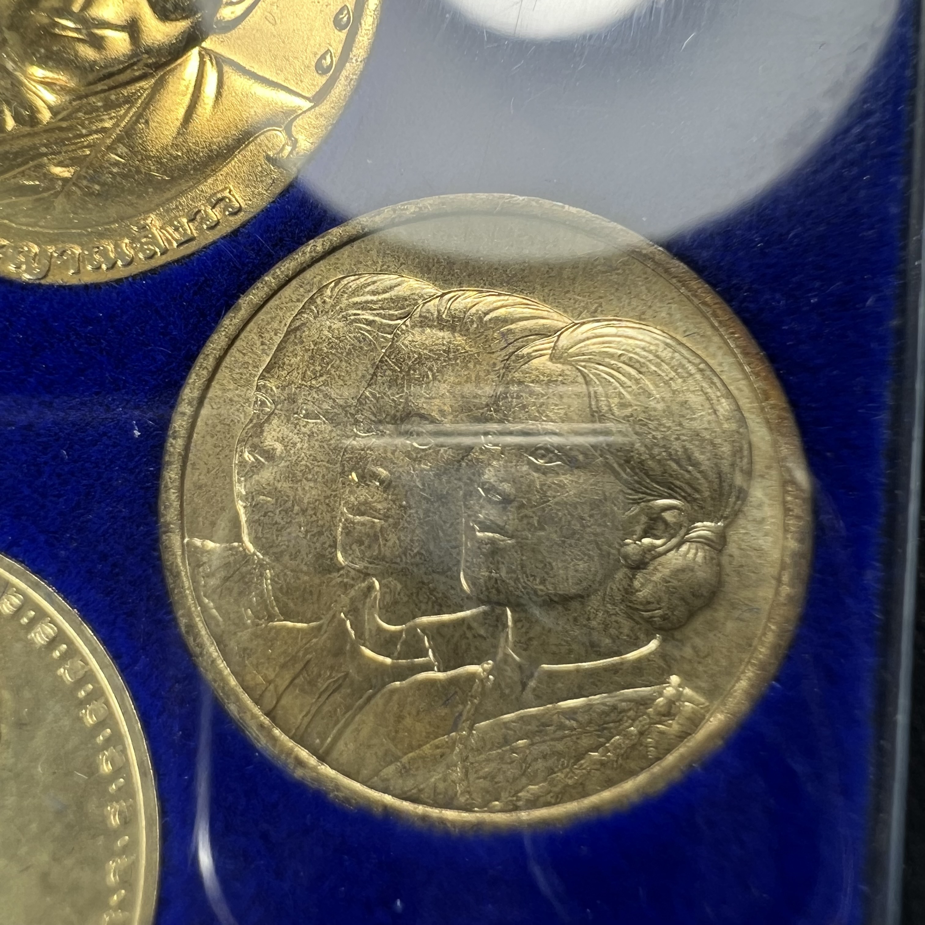 ชุดที่ระลึกครบ 84 ปี โรงพยาบาลจุฬาลงกรณ์ สภากาชาดไทย30พฤษภาคม2541(ในหลวงรัชกาลที่9เสด็จในพิธี)พระดีพิธีใหญ่มวลสารเส้นเกศาในหลวงรัชกาลที่9 ประกอบพิธีพุทธาภิเษกพร้อมกับพิธีพระกริ่งปวเศ ปี2530 วัดบวรนิเวศและวัดพระแก้ว(ชุดพระราชทานบรรจุกล่องแบบพิเศษ ตรา ภปร.)