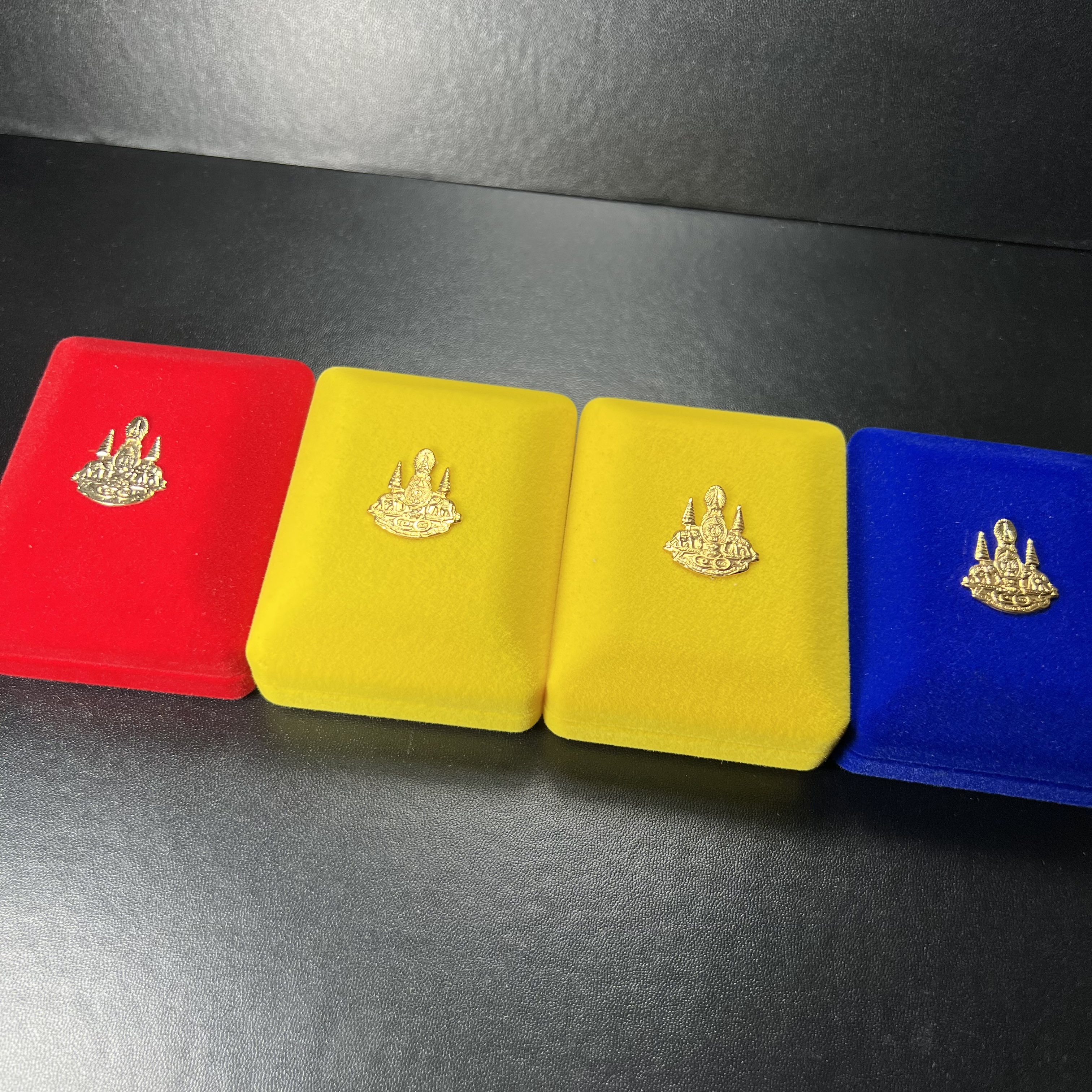 เหรียญหลวงพ่อโสธร ภปร. รุ่นกาญจนาภิเษก จัดสร้างในมงคลวโรกาสที่พระบาทสมเด็จพระเจ้าอยู่หัวรัชกาลที่9 เสด็จเถลิงถวัลย์สิริราชสมบัติ ครบ 50 ปี ในพุทธศักราช 2539 เนื้อเงินลงยา(สีแดง สีเหลือง สีน้ำเงิน สีเขียว)ครบชุดรวม 4 เหรียญ(พิธีใหญ่เข้มขลัง)1 ใน 9950 ชุด