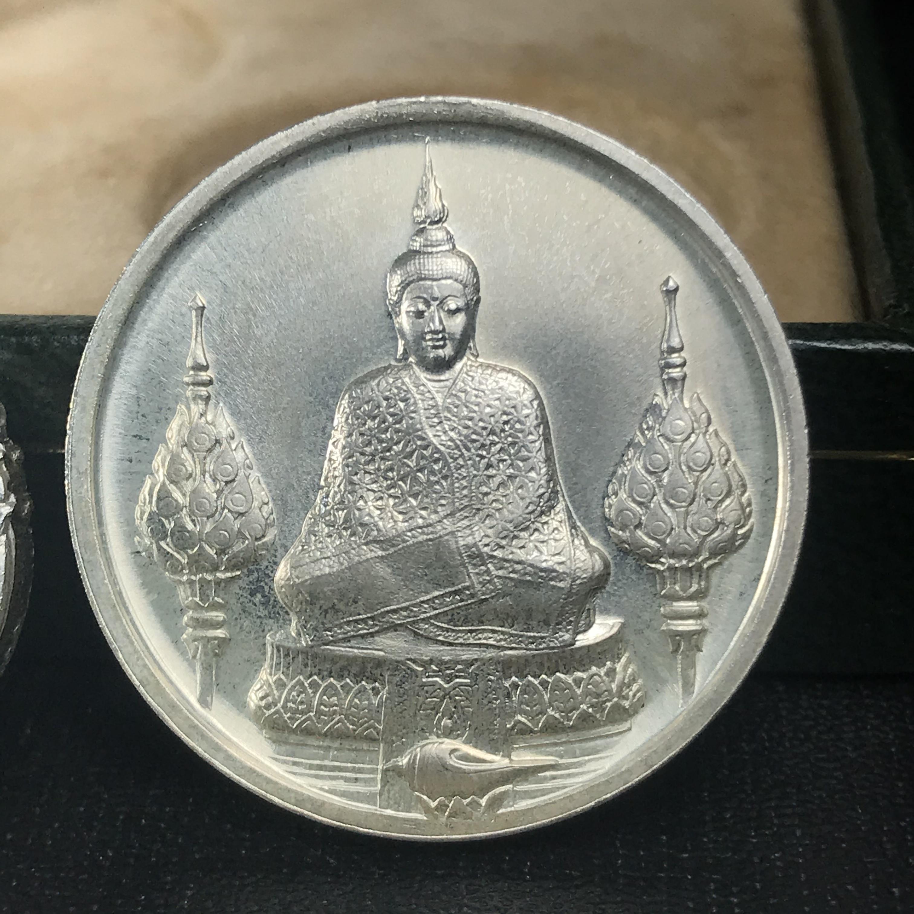 เหรียญพระแก้วมรกตหลัง ภปร ฉลองกรุงรัตนโกสินทร์ครบ 200 ปี พ.ศ.2525 เนื้อเงินกล่องบรรจุเดิมครบ3พิมพ์(บล็อกพระราชศรัธา)(ในหลวงรัชกาลที่9 เสด็จในพิธี)