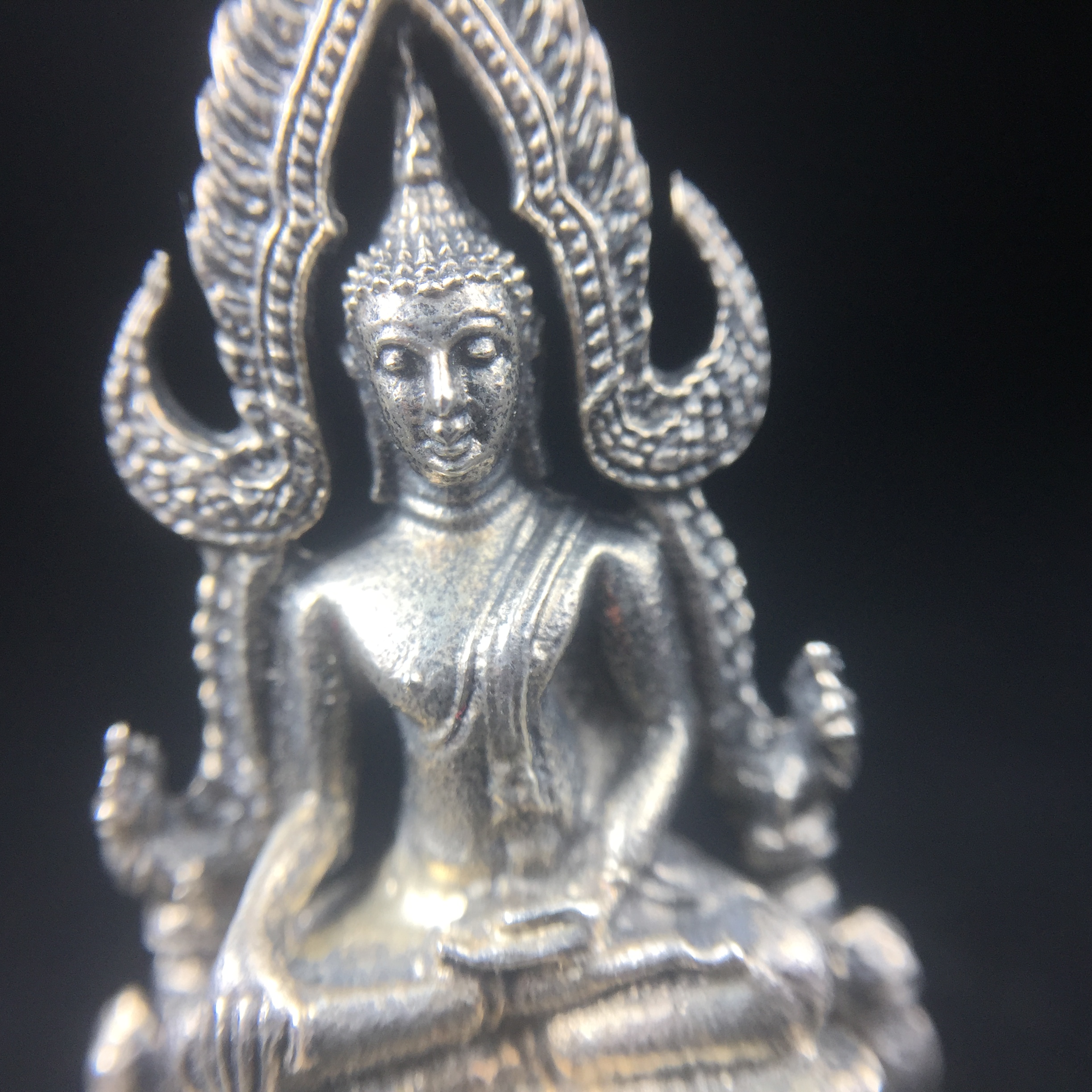 พระกริ่งพระพุทธชินราช มวก. วัดเบญจมบพิตร ปี 2519 เนื้อเงินสภาพสวยผิวเดิม หมายเลข687(ในหลวงรัชกาลที่9และราชินีเสด็จฯเททอง)(พิธีใหญ่ เกจิอาจารย์ในยุคยอดนิยมร่วมปลุกเสก)