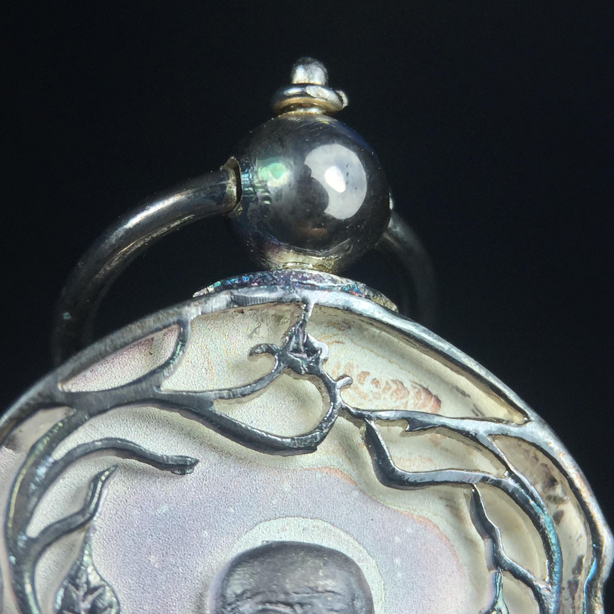 เหรียญหลวงปู่ทวด พระนามาภิไธย สก. แบบงานฉลุโบราณ(HAND MADE) ปี 2544 เนื้อเงิน(ผิวเดิมขึ้นสีรุ้งธรรมชาติสวยมาก) พิธีปลุกเสก ณ อุโบสถวัดช้างให้ และ พิธีมังคลาภิเษก ณ พระอุโบสถ วัดพระศรีรัตนศาสดาราม(วัดพระแก้ว) (1 ใน 2000 เหรียญ)พบเจอน้อยหายากมาก