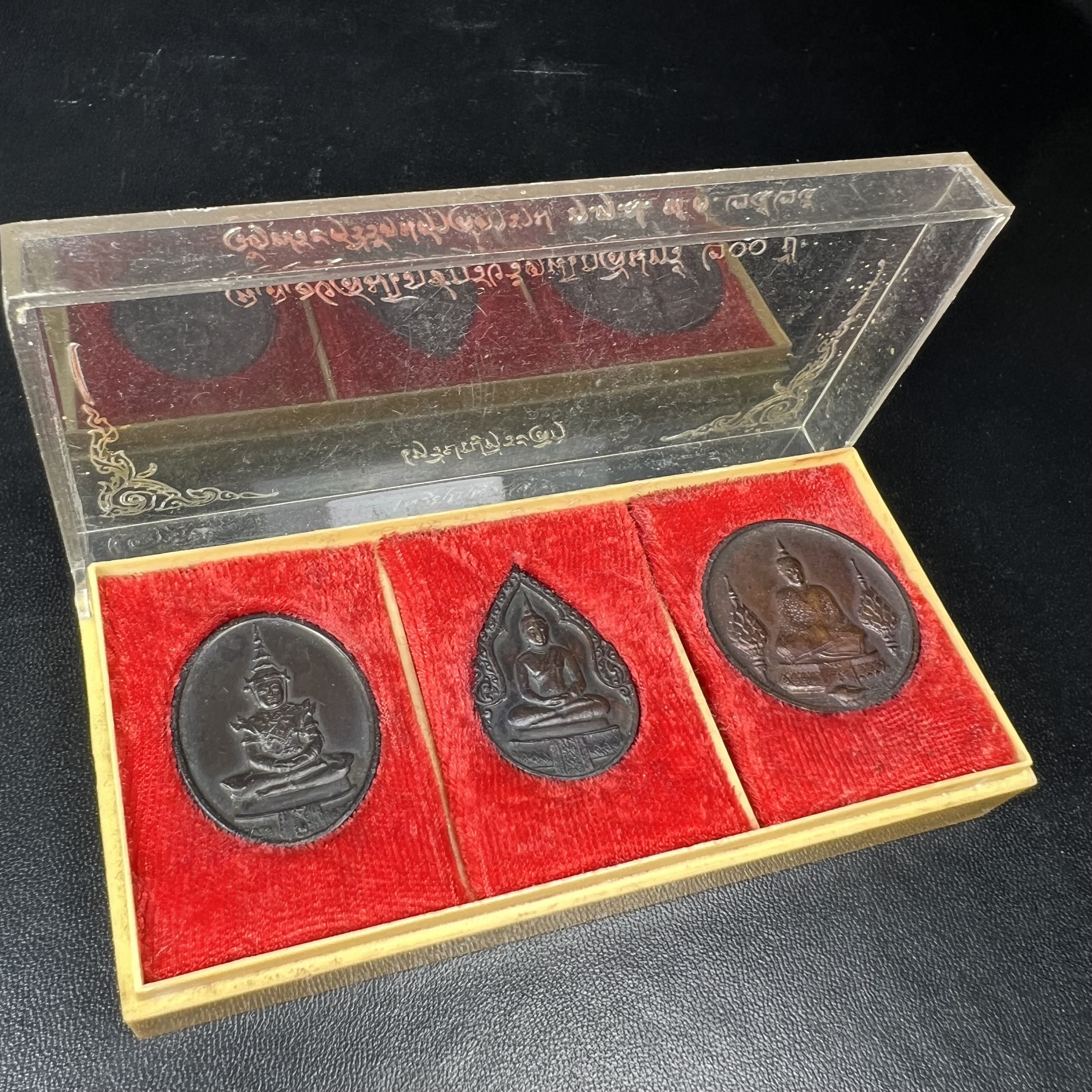 เหรียญพระแก้วมรกตหลัง ภปร. ฉลองกรุงรัตนโกสินทร์ครบ 200 ปี พ.ศ.2525 เนื้อทองแดงกล่องบรรจุเดิมครบ3พิมพ์(บล็อกพระราชศรัธา)(ในหลวงรัชกาลที่9 เสด็จในพิธี)พระคู่บ้านคู่เมือง...พระดี...พิธีใหญ่