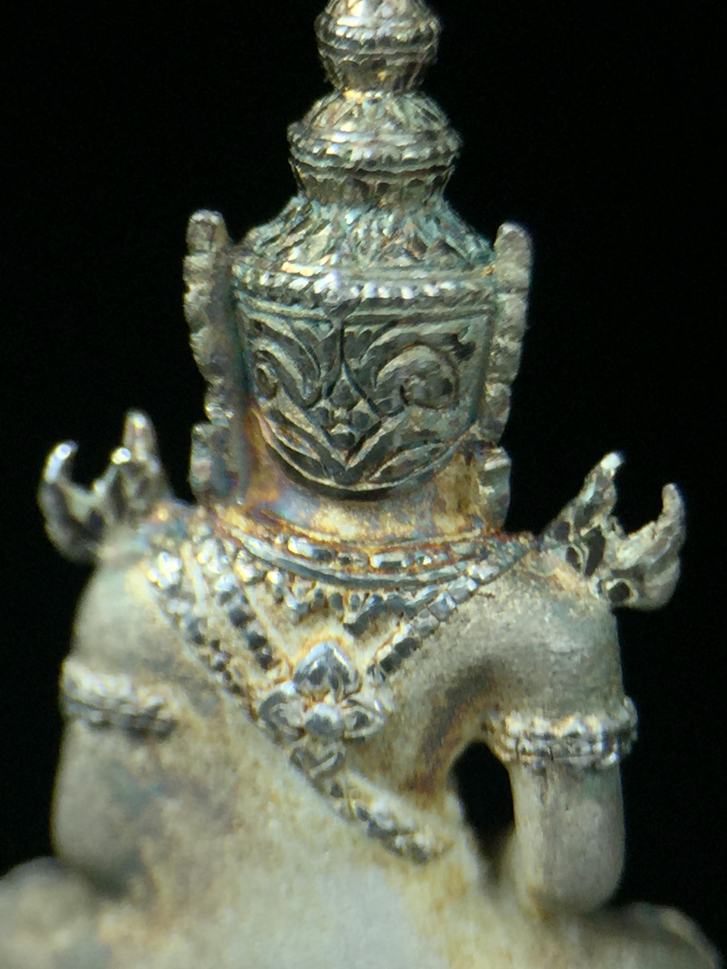 พระแก้วมรกต ภปร. ปี2547 จัดสร้างโดย รพ.ภูมิพลฯ ลอยองค์ หน้าตัก 1/2 นิ้ว เนื้อเงิน(สภาพผิวเดิมขึ้นสีรุ้งธรรมชาติ แบบนิยม สวยมากๆเสน่ห์พระเนื้อเงิน สีสันที่ธรรมชาติสรรค์สร้าง) งดงามทรงคุณค่าอีกหนึ่งรุ่นยอดนิยม หายาก(1ใน3000องค์)