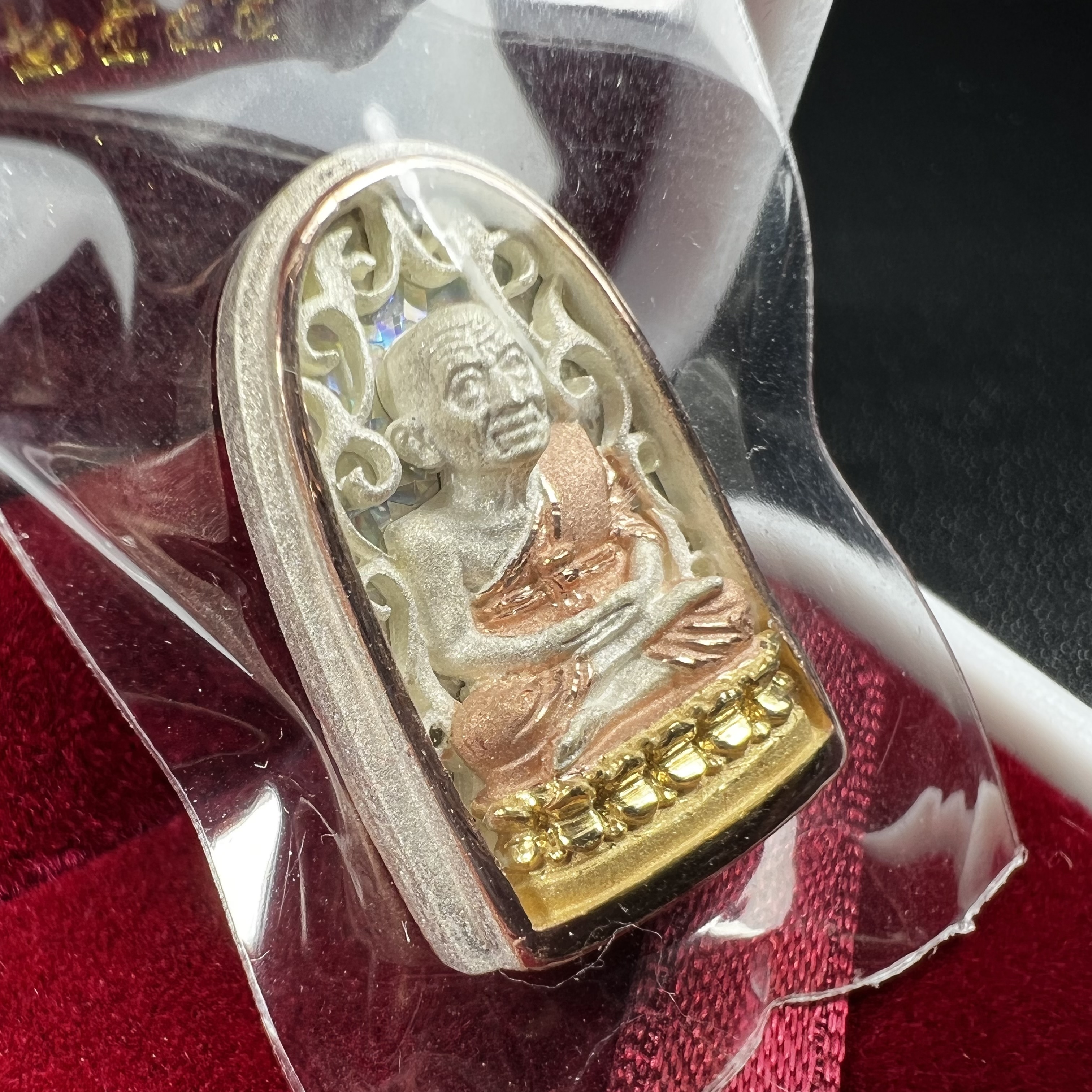 เหรียญหลวงพ่อทวด รุ่น มงคลบารมี วัดประสาทบุญญาวาส ปี 2545 เนื้อเงินสามกษัตริย์ พิมพ์ทรงพระรอด(ขนาด 2.2*1.5 ซม.)ฉลุลายฉากพื้นหลังสามมิติเปลือกหอยมุกสวยงาม ตอกโค๊ต ก(กรรมการ)พร้อมกล่องบรรจุเดิม