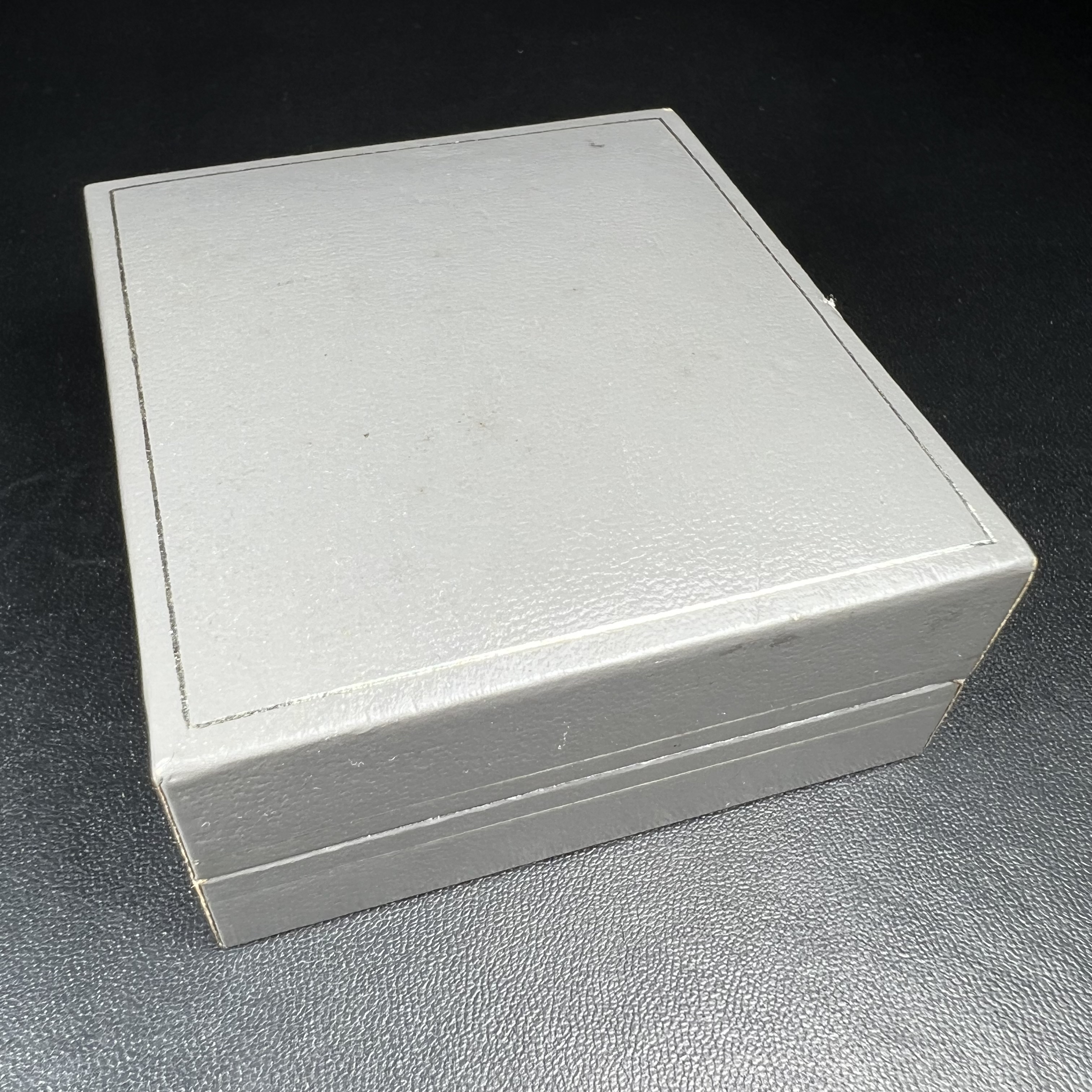 เหรียญพระพุทธโสธร รุ่นนานาชาติ(รุ่นแรก) วัดโสธรวรารามวรวิหาร ปี 2537 พิมพ์โสธรสองหน้า เนื้อเงินขัดเงา ขนาด 3.2 มม. จากโรงงานกษาปณ์เพิร์ธ ประเทศออสเตรเลีย(PERTH MINT AUSTRALIA) อันโด่งดังระดับโลก สภาพสวยพร้อมกล่องเดิมครบสมบูรณ์ (1 ใน 5000 เหรียญ)