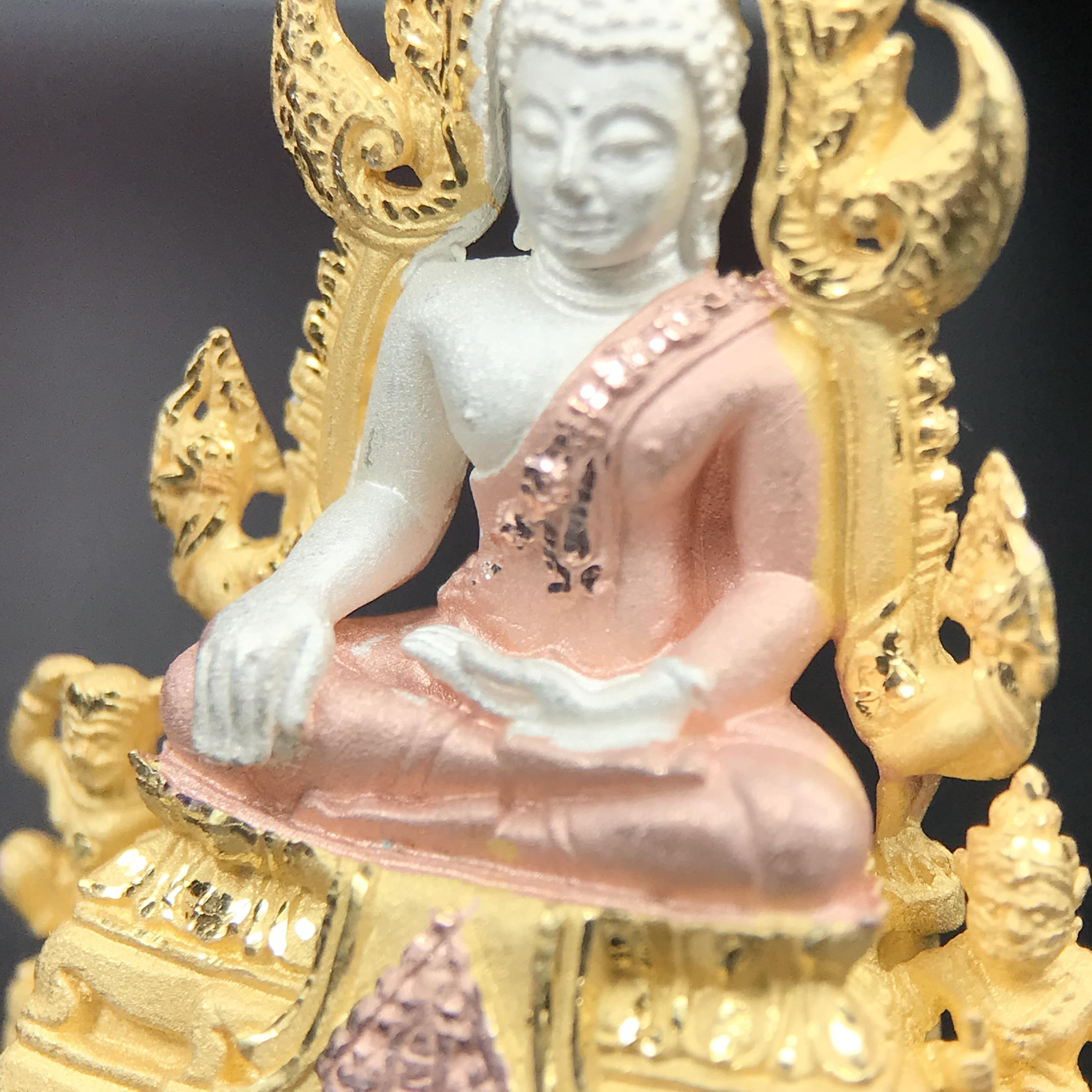 พระพุทธชินราช รุ่น ประวัติศาสตร์ มูลนิธิเพื่อตำรวจไทยจัดสร้าง ปี 2562 เนื้อเงินชุบสามกษัตริย์ขัดเงา พิมพ์พระพุทธชินราช ลอยองค์ แบบจิวเวอร์รี่(ขนาดสูง 3.5 ซม.) (สภาพ สวย ซีนซองเดิม กล่องบบรรจุเดิมครบสมบูรณ์)1 ใน 1999 องค์)