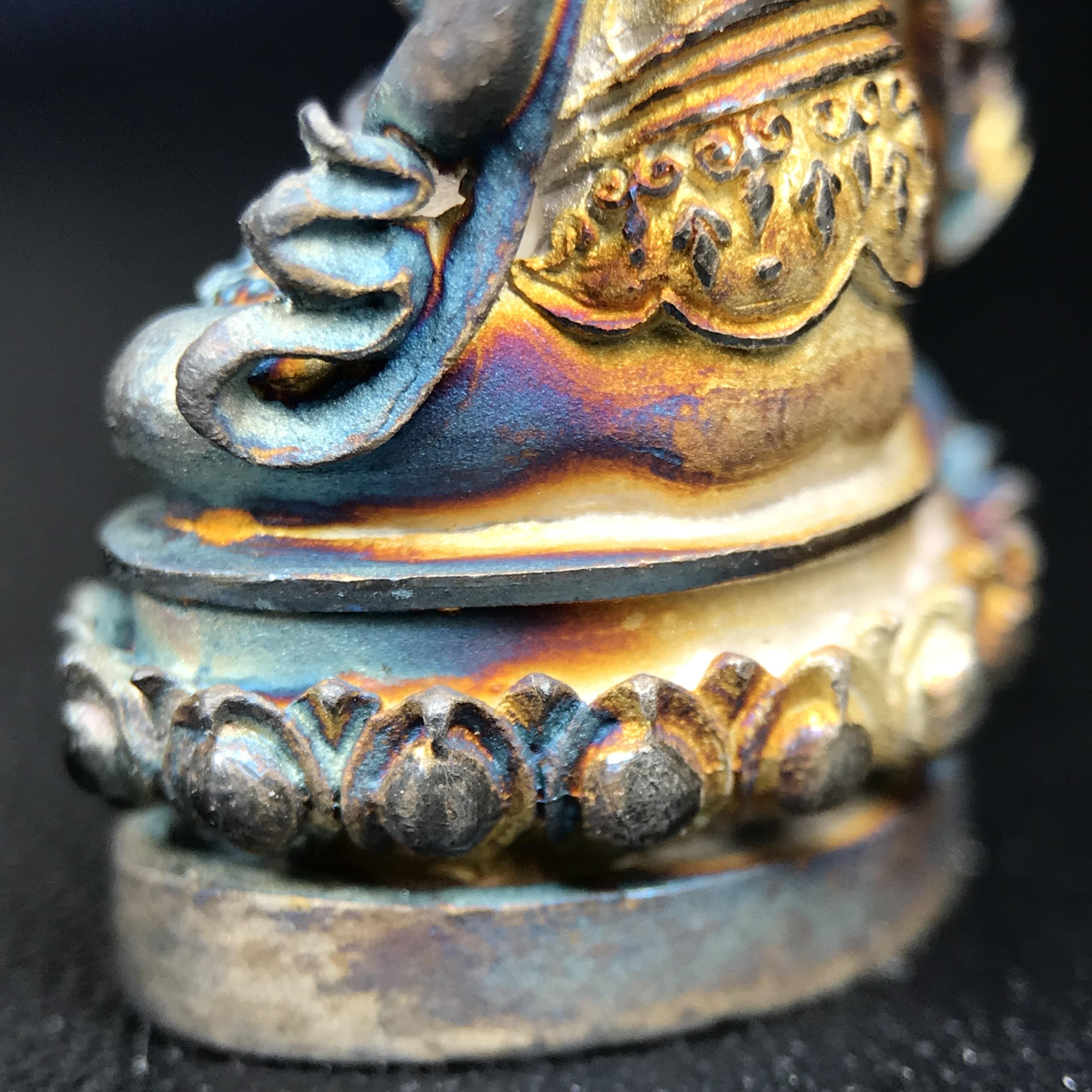 พระกริ่งอวโลกิเตศวร ( เจ้าแม่กวนอิม ) วัดโพธิ์แมนคุณาราม รุ่นอุดมโภคทรัพย์ ปี 2539 เนื้อเงินพ่นทราย(ผิวเดิม ขึ้นสีรุ้งธรรมชาติ แบบนิยม เสน่ห์ของพระเนื้อเงิน)(พร้อมกล่องบรรจุเดิม)(อีกหนึ่งรุ่นยอดนิยม พุทธศิลป์สวยงดงาม)หายาก 1 ใน 5000 องค์*องค์หมายเลข ๓๖๔๒*