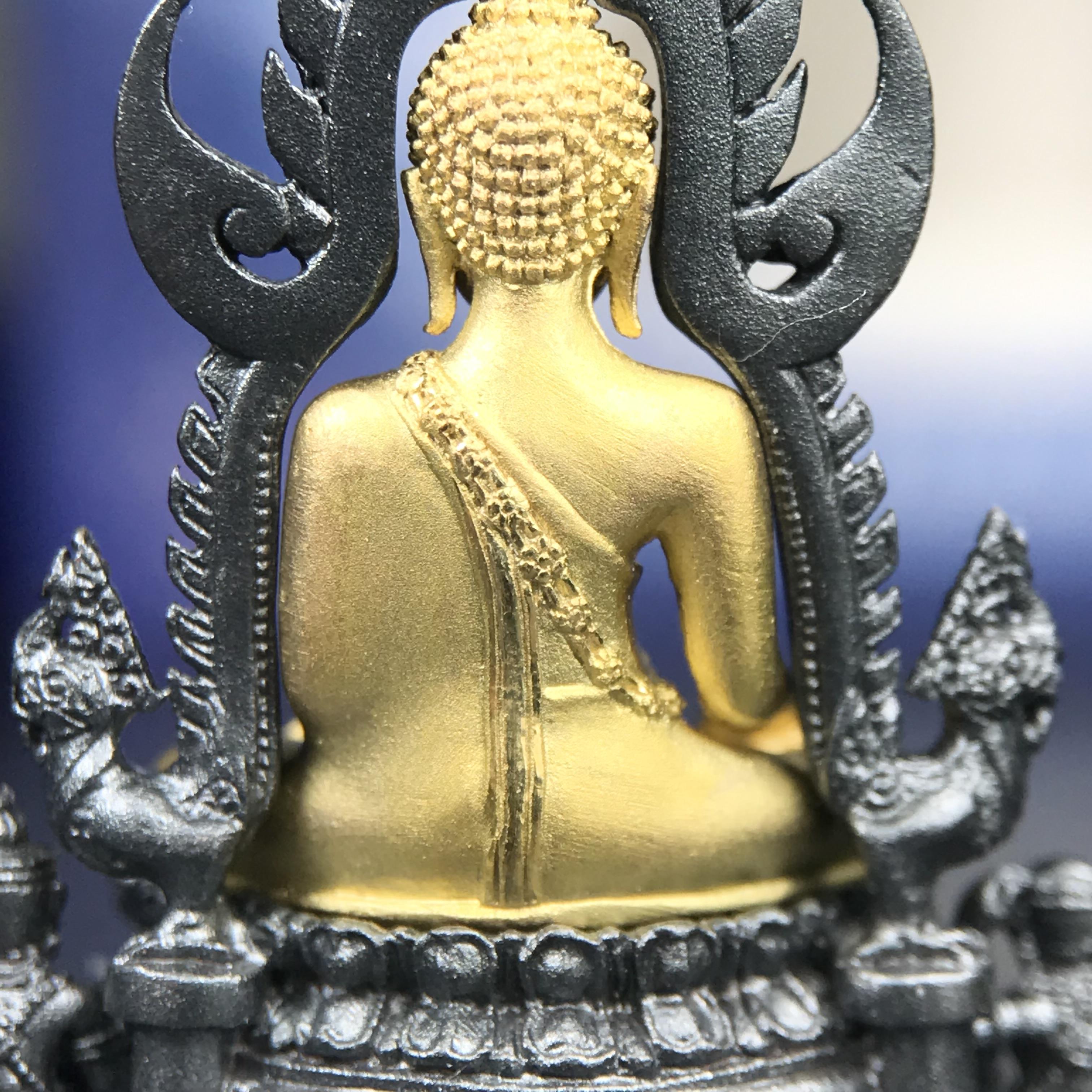 พระพุทธชินราช ภปร. โครงการ เพราะแผ่นดินนี้คือแผ่นดินเกิด เนื้อเงินชุบทองคำซุ้มรมดำ ปี2551 ขนาดหน้าตัก1/2นิ้ว(3.5*2.5 ซม.)ประกอบพิธี ณ พระอุโบสถ วัดพระศรีรัตนศาสดาราม(วัดพระแก้ว)และพระวิหารวัดพระศรีรัตนมหาธาตุวรมหาวิหาร(จ.พิษณุโลก)(สวยงามหายาก)1ใน5000องค์