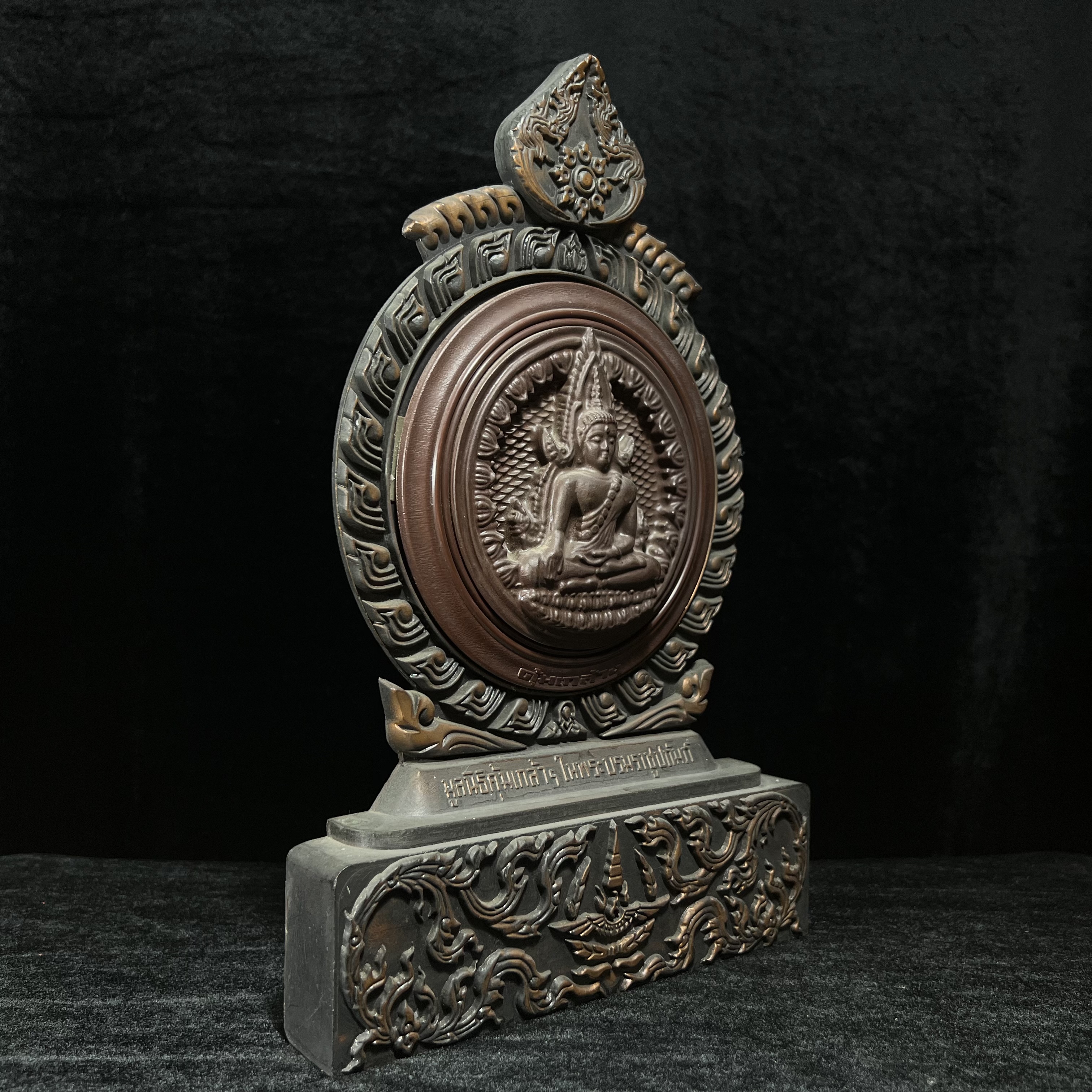 แผ่นโล่พระพิมพ์พระพุทธชินราชขนาดบูชา(กรรมการ) จำลองในแบบคล้ายนวโลหะเนื้อรีจิท พร้อมฐานโลหะกรอบซุ้มลายกนก ขนาดบูชาสูง13*8.5 นิ้ว วัตถุมงคลคุ้มเกล้าฯ มหามงคล รัชกาลที่ 9 จัดสร้างปี 2527 พิธีใหญ่ ยอดนิยมหายาก(พบเจอน้อยมาก)