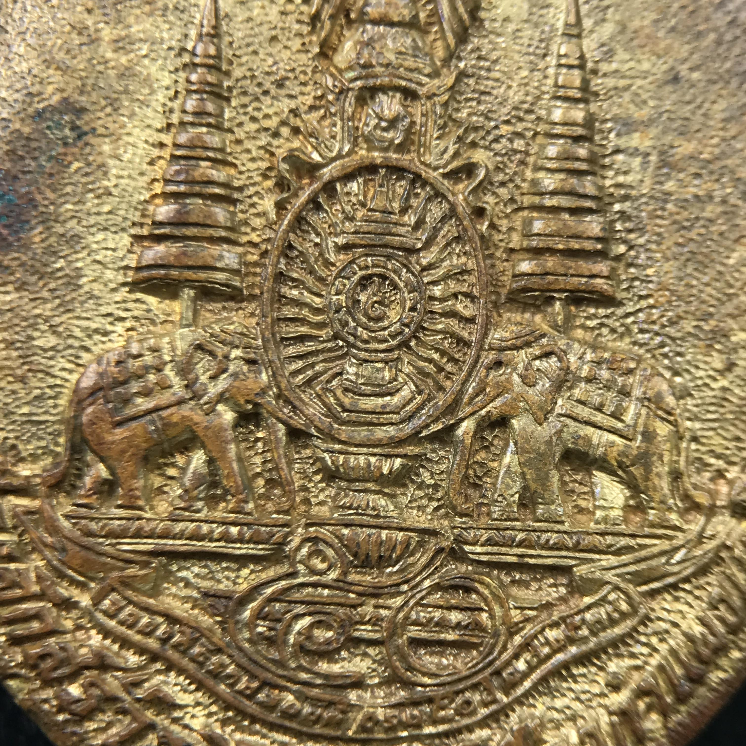 เหรียญรูปเหมือนพระญาณวิทยาคมเถร (หลวงพ่อคูณ ปริสุทโธ)ชุดกาญจนาภิเษกครองราชย์ครบ 50 ปี วัดบวรนิเวศวิหาร ปี พ.ศ. 2538 เนื้อบรอนซ์ทอง(จัดสร้างได้เหมือนหลวงพ่อคูณมาก มีรายละเอียดและความคมชัดสูง ลูกศิษย์ท่านไม่ควรพลาด วิจิตรศิลป์และพุทธศิลป์งดงาม)พิธีใหญ่