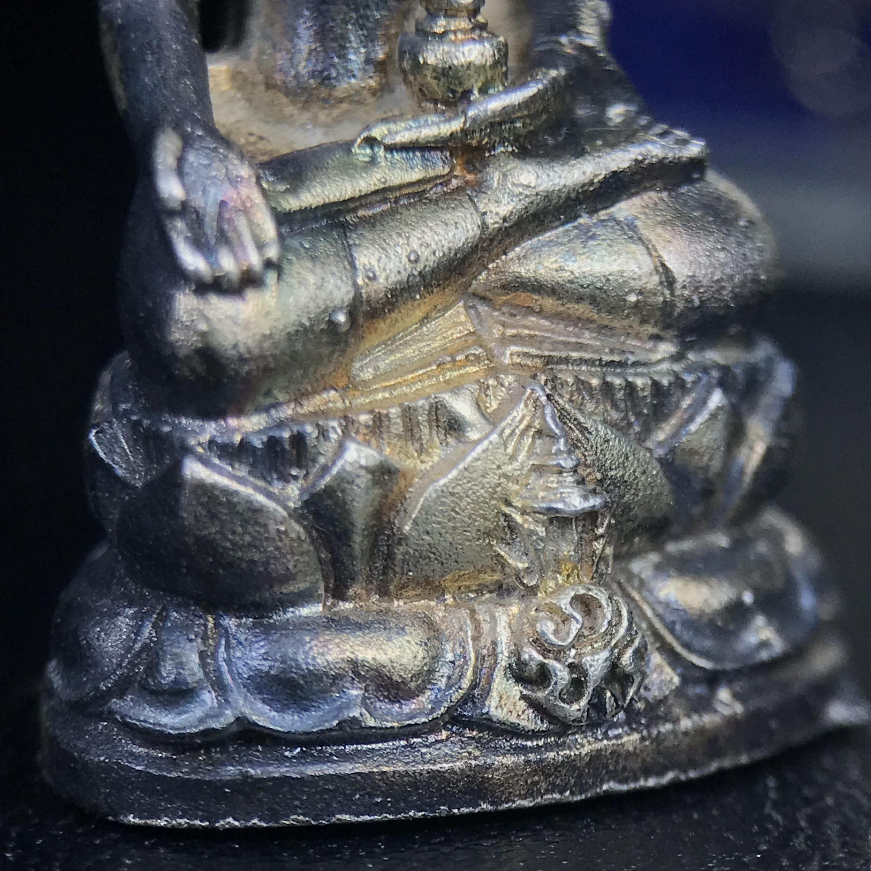 พระกริ่งไพรีพินาศ ภปร. รุ่นแรกของประเทศไทย วัดปทุมวนาราม ปี 2535 เนื้อเงิน(ผิวเดิม ผิวขึ้นรุ้งทั่วองค์ สวย งดงาม)(เข้มขลังทรงอานุภาพยิ่งใหญ่ กำราบศัตรูพ่ายสิ้น) ขนาดสูง 3 ซม. พร้อมกล่องบรรจุเดิมครบสมบูรณ์ (ในหลวงรัชกาลที่9เสด็จเททอง)(1ใน3000องค์)นิยมหายาก