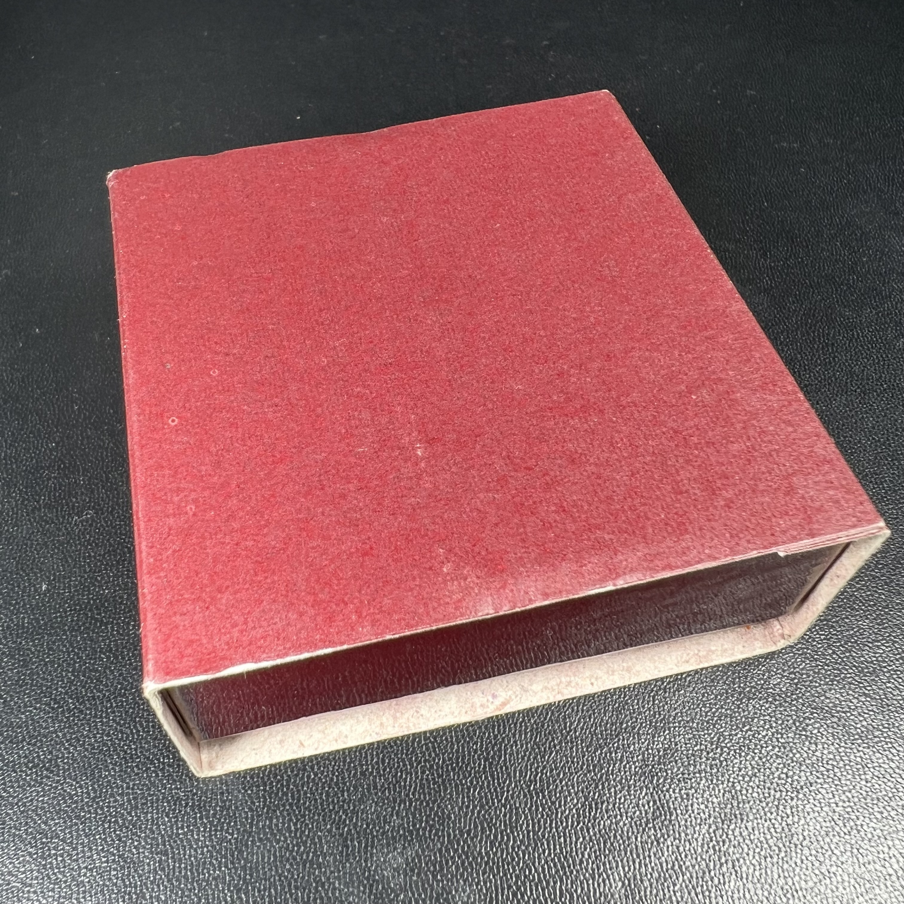 พระแก้วมรกต ภปร.(รุ่นแรก) ปี2545 จัดสร้างในมหาวโรกาส พระบาทสมเด็จพระเจ้าอยู่หัวรัชกาลที่ 9 ครบรอบ 75 พรรษา และฉลองกรุงรัตนโกสินทร์ครบ 220 ปี พิมพ์ลอยองค์ใหญ่ เนื้อเงินบริสุทธิ์ 92.5%(สามกษัตริย์) ขนาด 19*35 มม. พร้อมกล่อง สวยครบสมบูรณ์(องค์หมายเลข ๑๗๒๐)