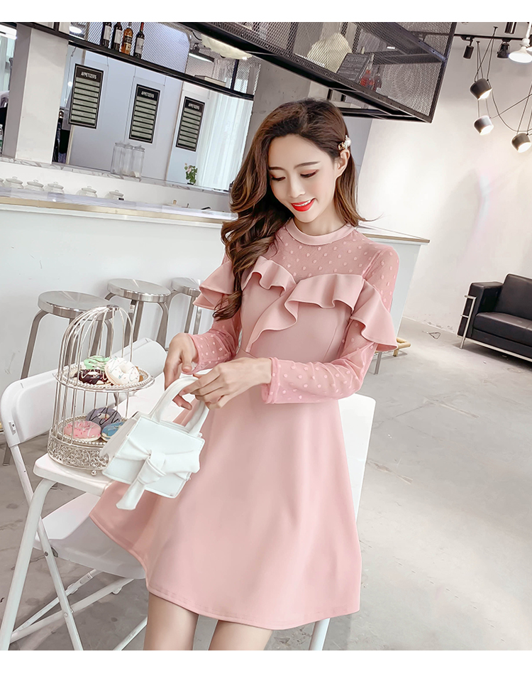 ชุดเดรสสั้นผ้าโพลีเอสเตอร์กึ่งผ้ายืดสีชมพู คอกลม เสื้อส่วนบนแขนยาวผ้าโปร่ง ระบายด้านหน้า กระโปรงทรงเอ สวยหวานดูดี