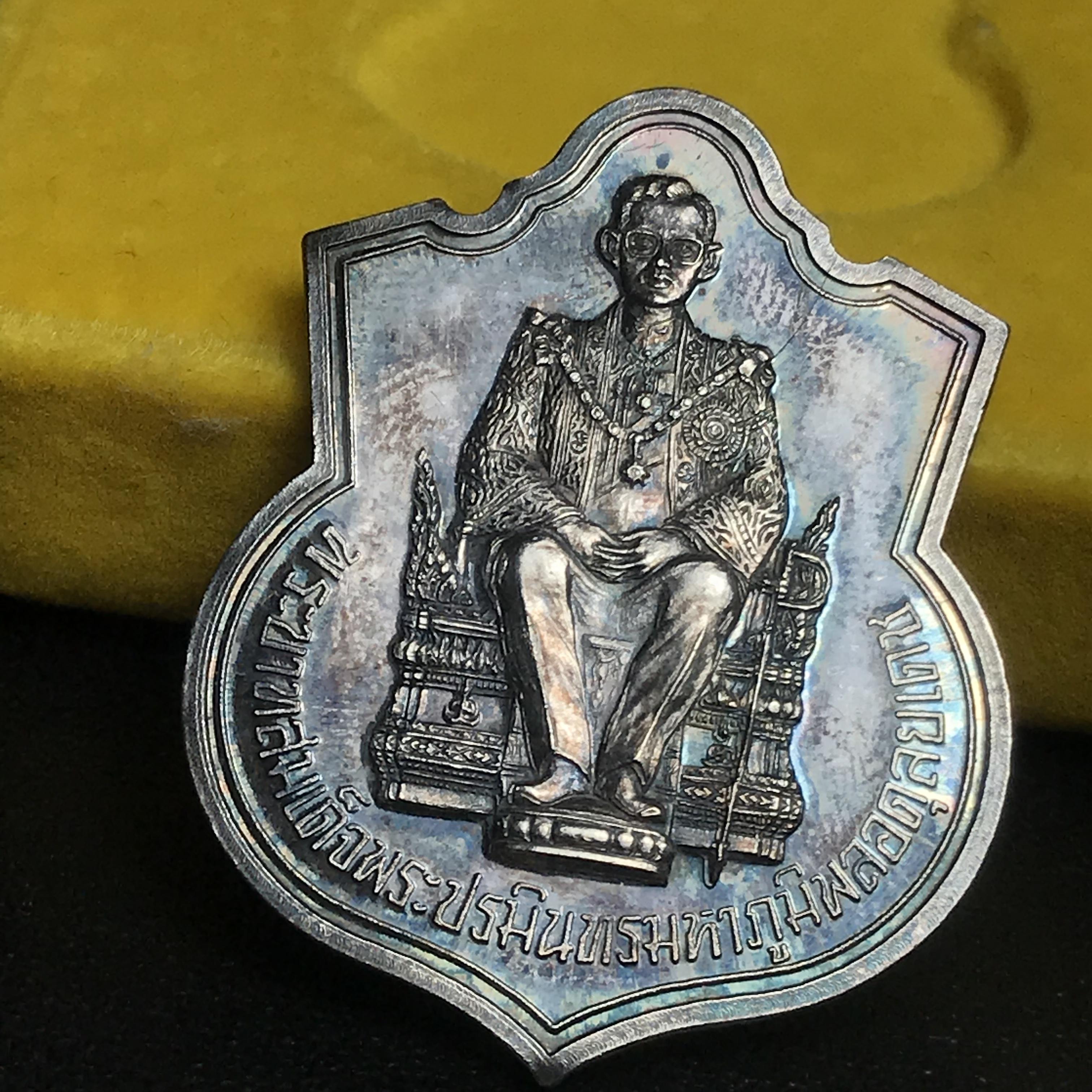 เหรียญพระบาทสมเด็จพระเจ้าอยู่หัว รัชกาลที่9ประทับนั่งบัลลังก์ กระทรวงมหาดไทยจัดสร้าง ปี2539 เนื้อเงินกล่องบรรจุเดิมสภาพสวย เนื้อเงินผิวเดิมขึ้นสีรุ้งธรรมชาติ แบบนิยม หายาก