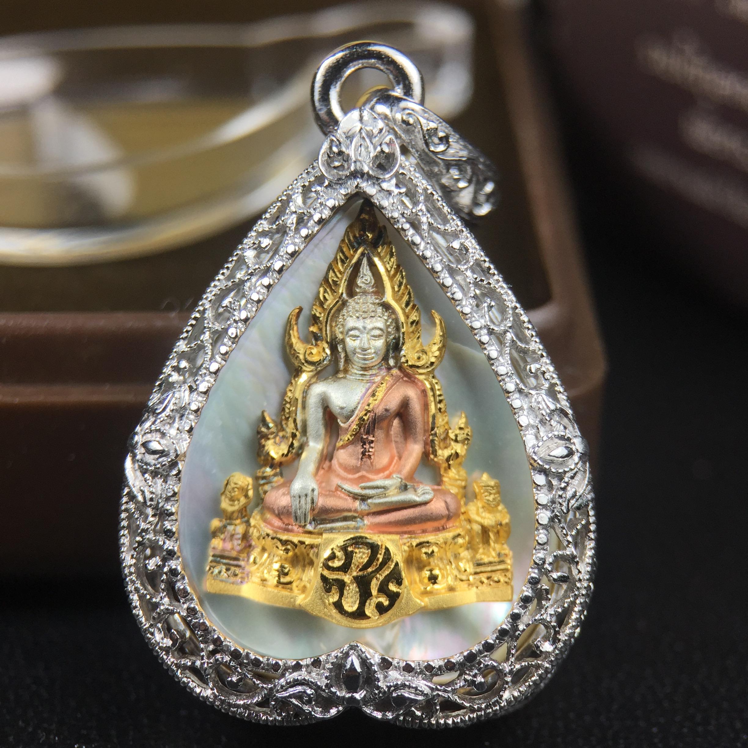 พระพุทธชินราช ภปร. โครงการ "เพราะแผ่นดินนี้ คือ แผ่นดินเกิด" ปี2548(รุ่นแรก) เหรียญทรงใบโพธิ์ ขนาด 21 x 29 มม. เนื้อเงินสามกษัตริย์ องค์พระชุบสามกษัตริย์ ล้อมด้วยกรอบเงินชุบทองคำขาวสลักเสลาเป็นลวดลายละเอียดอ่อน ส่วนพื้นองค์พระเป็นเปลือกหอยมุข