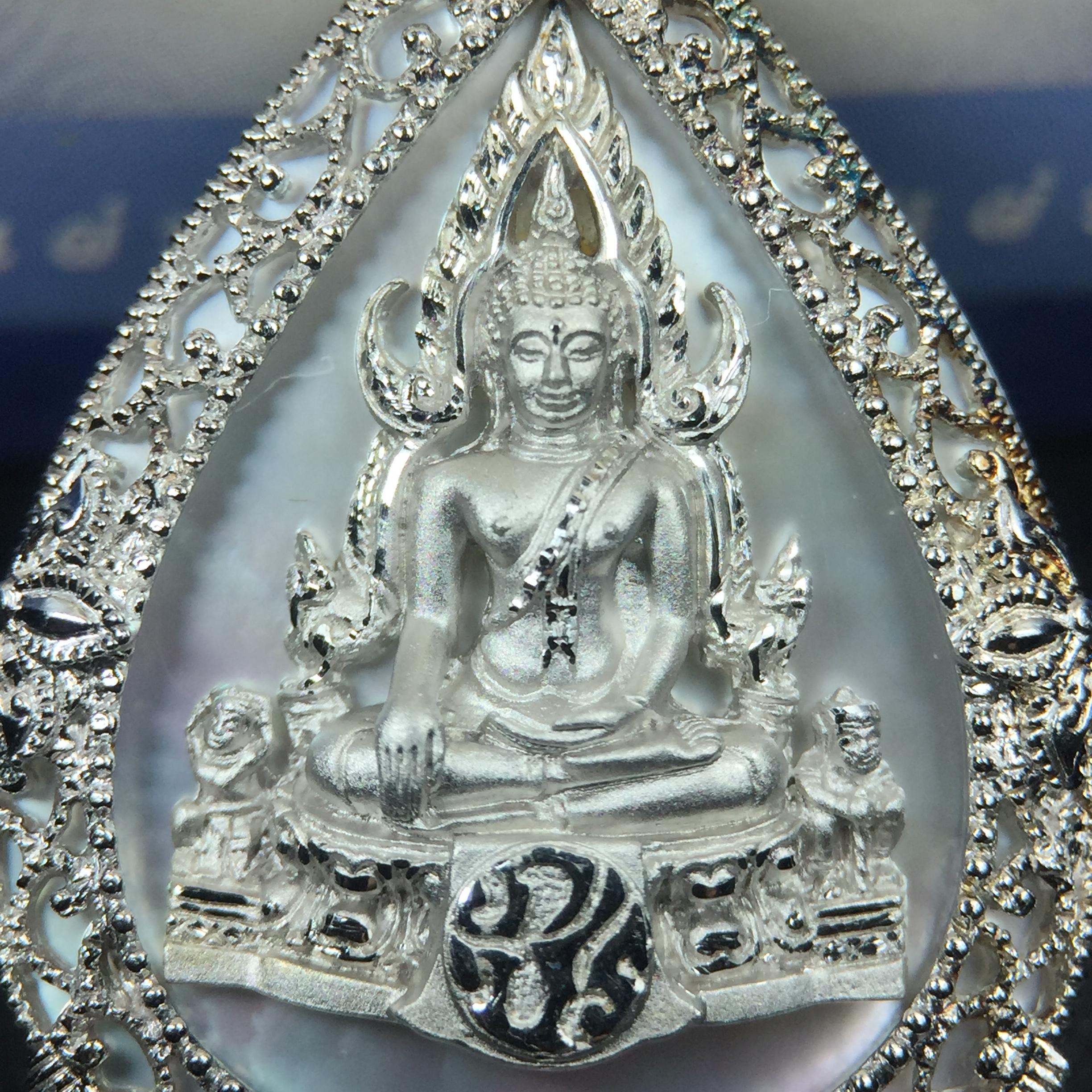 เหรียญพระพุทธชินราช ภปร. โครงการ เพราะแผ่นดินนี้คือแผ่นดินเกิด ปี 2551 รูปหยดน้ำ เนื้อเงินชุบทองคำขาว(ล้อมด้วยกรอบเงินชุบทองคำขาวสลักเสลาเป็นลวดลายละเอียดอ่อน ส่วนพื้นองค์พระเป็นเปลือกหอยมุขสวยงดงาม )(ขนาด 21 x 29 มม.) (สวยงามหายาก)1ใน5000องค์